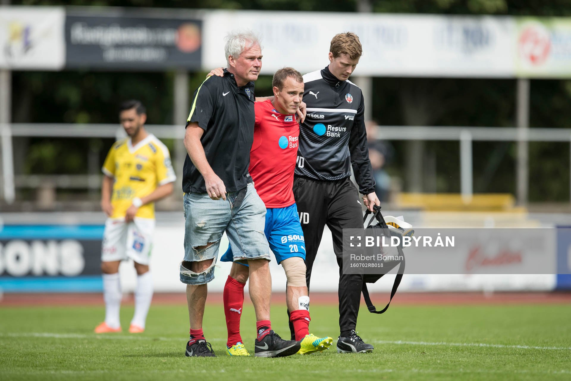 Helsingborgs Carl Wede får hjälp av planen