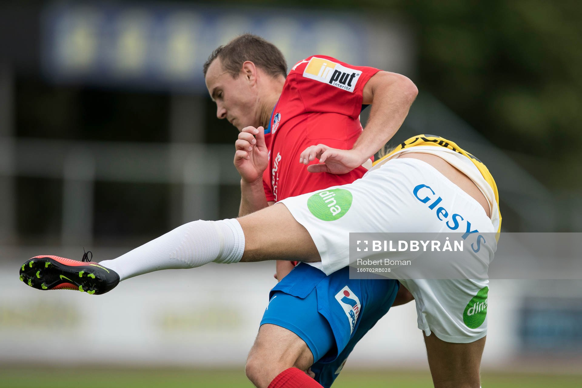 Helsingborgs Carl Wede och Falkenbergs Jesper Karlsson (med ryggen i bild) under träningsmatchen i fotboll mellan Falkenberg och Helsingborg den 2 Juli 2016 i Falkenberg.