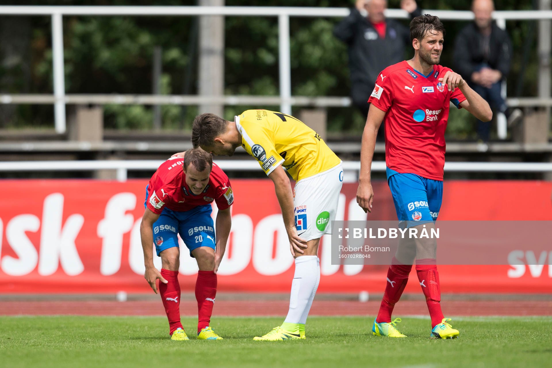 Helsingborgs Carl Wede har ont och Falkenbergs Johannes