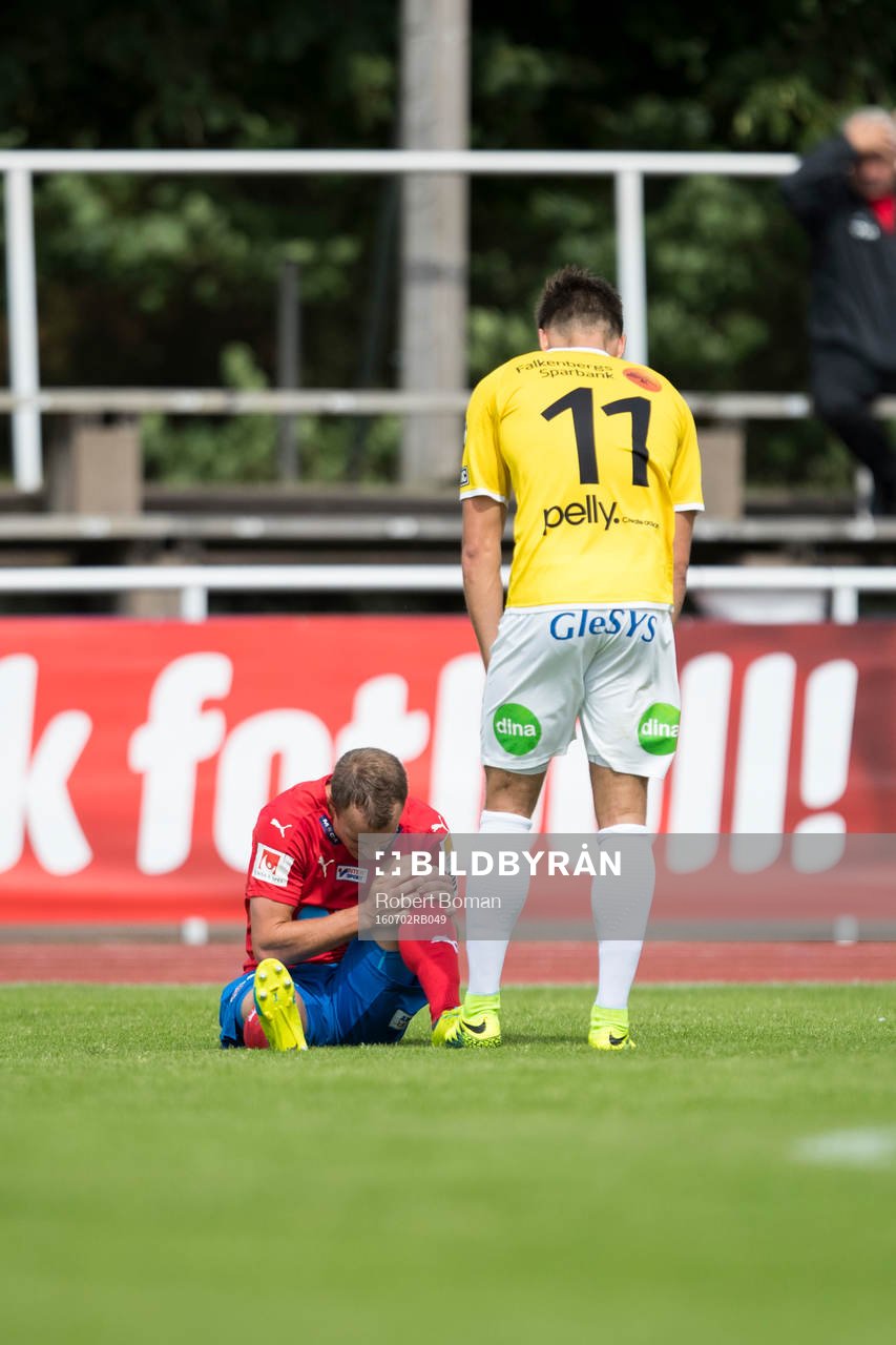Helsingborgs Carl Wede har ont och Falkenbergs Johannes