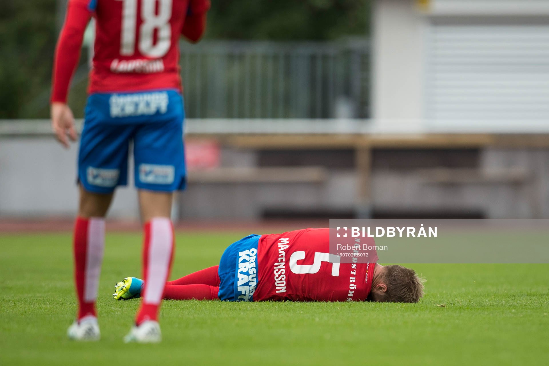 Helsingborgs Johan Mårtensson ligger på marken och har ont