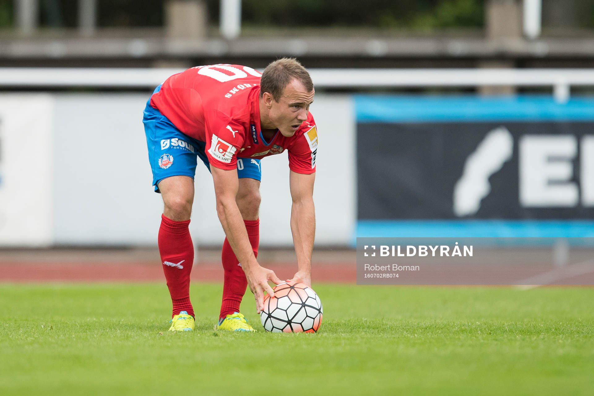 Helsingborgs Carl Wede lägger upp bollen
