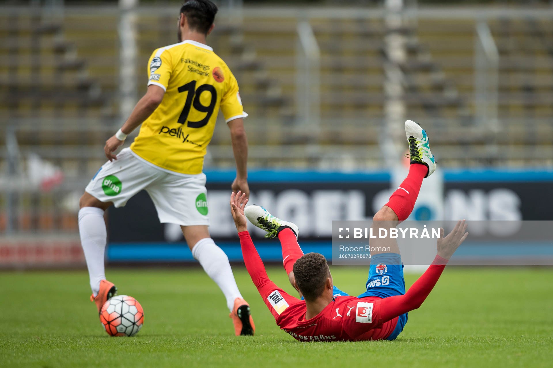 Helsingborgs Jordan Larsson ligger på marken