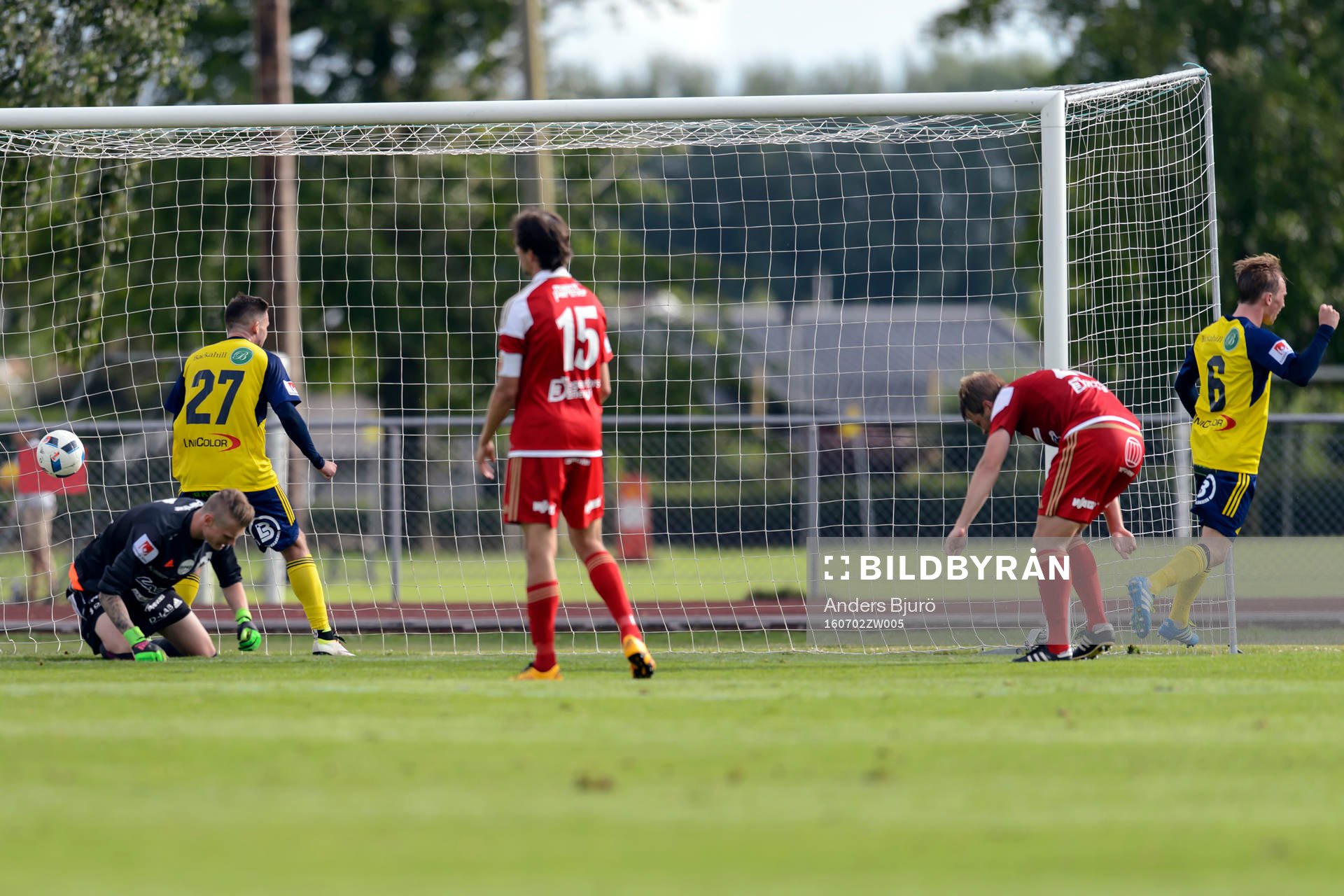Ängelholms Albin Nilsson (h) har gjort 1-1 och jublar