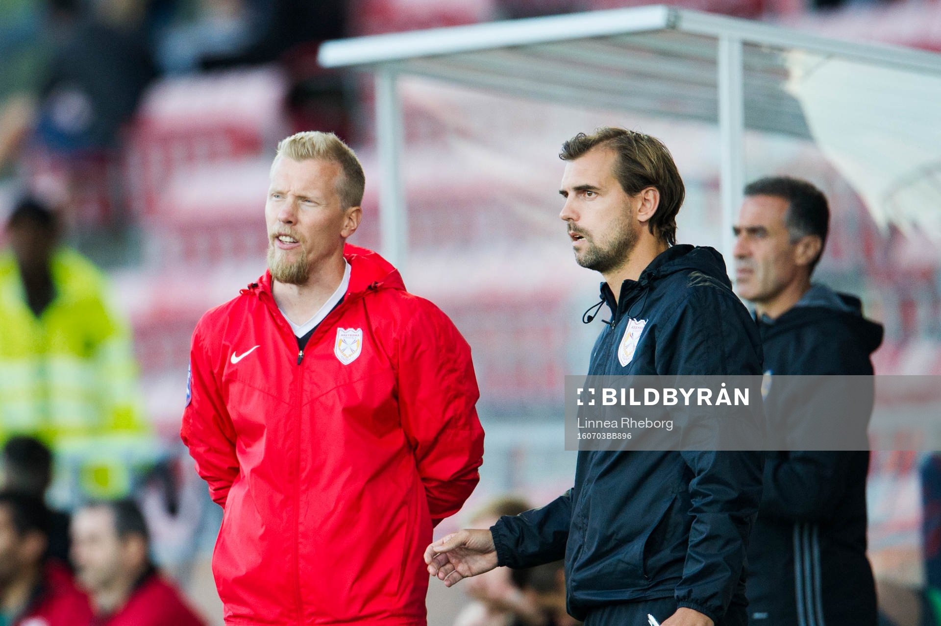 Assyriskas tränare Fredrik Samuelsson och assisterande tränare och sportchef Joel Riddez under fotbollsmatchen i Superettan mellan Assyriska och Sirius den 3 juli 2016 i Södertälje.