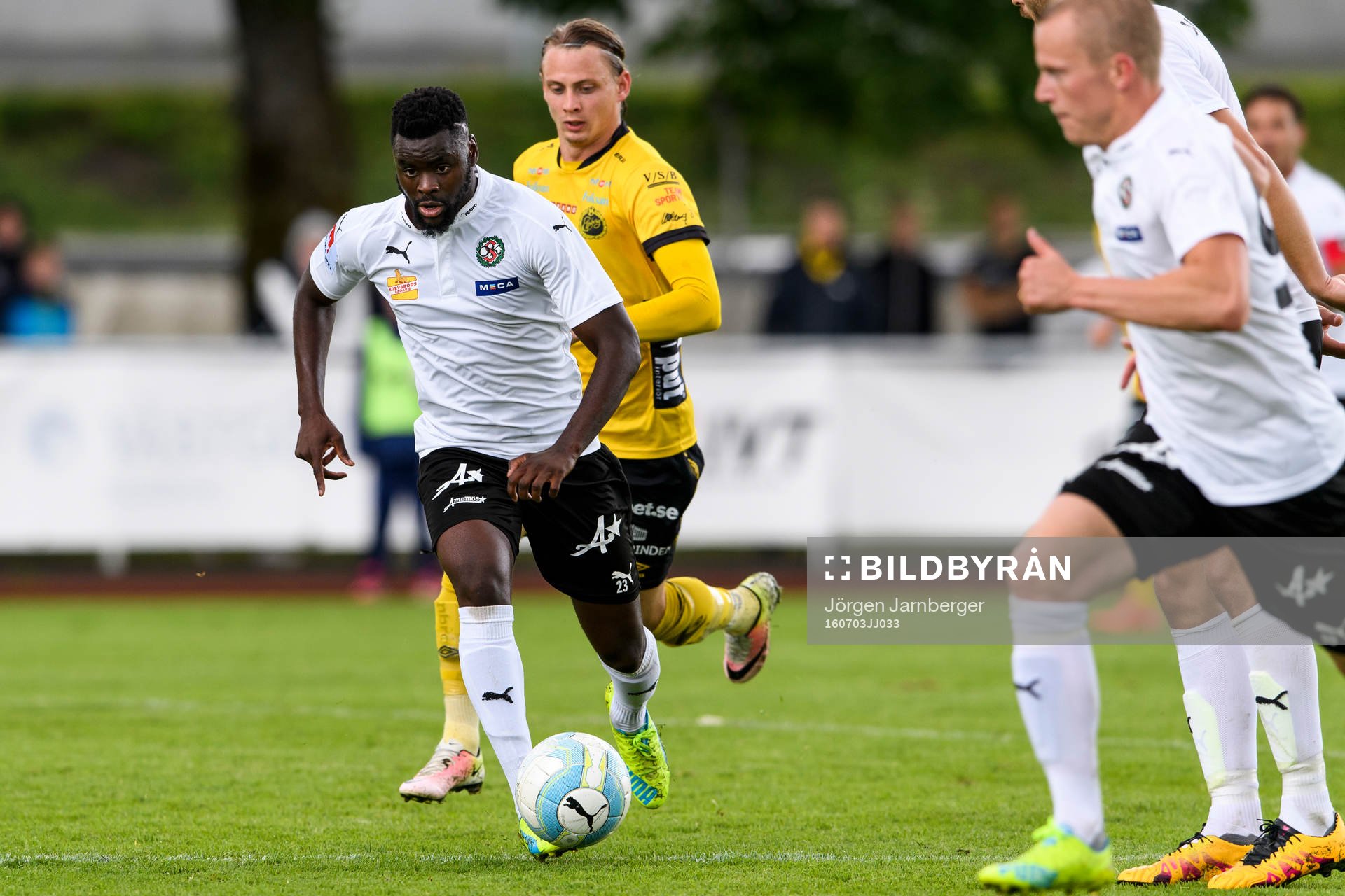 Örebros Maic Sema med Elfsborgs Simon Hedlund i bakgrunden