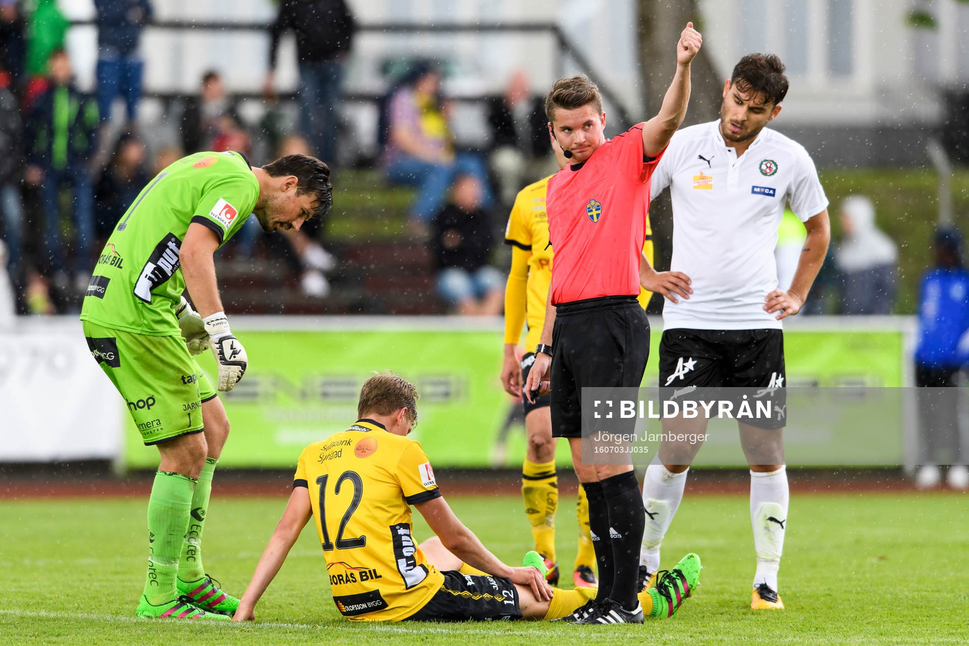 Elfsborgs Joakim Nilsson (sittandes) skadar sig
