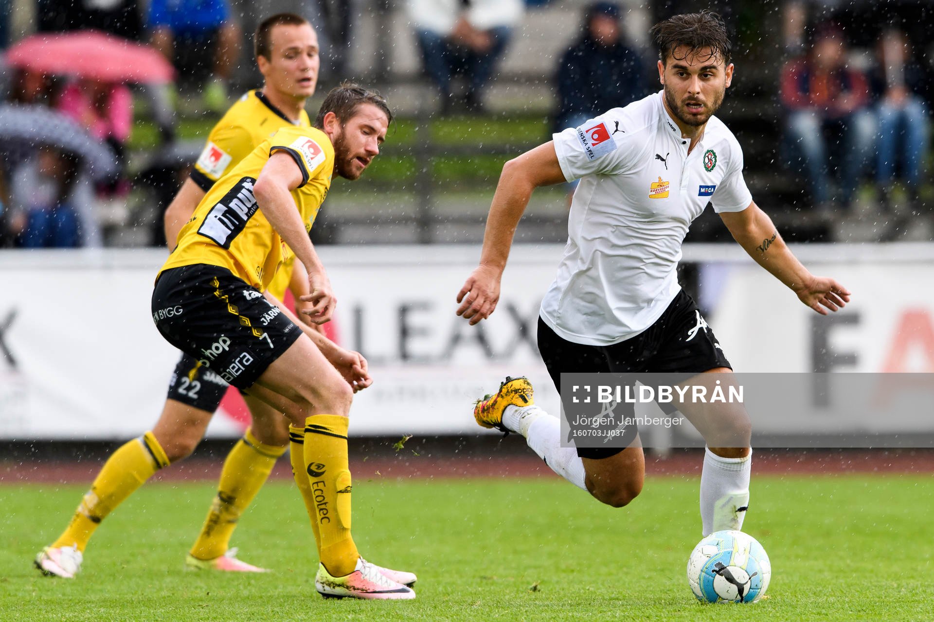 Örebros Astrit Ajdarevic tar sig förbi Elfsborgs Marcus