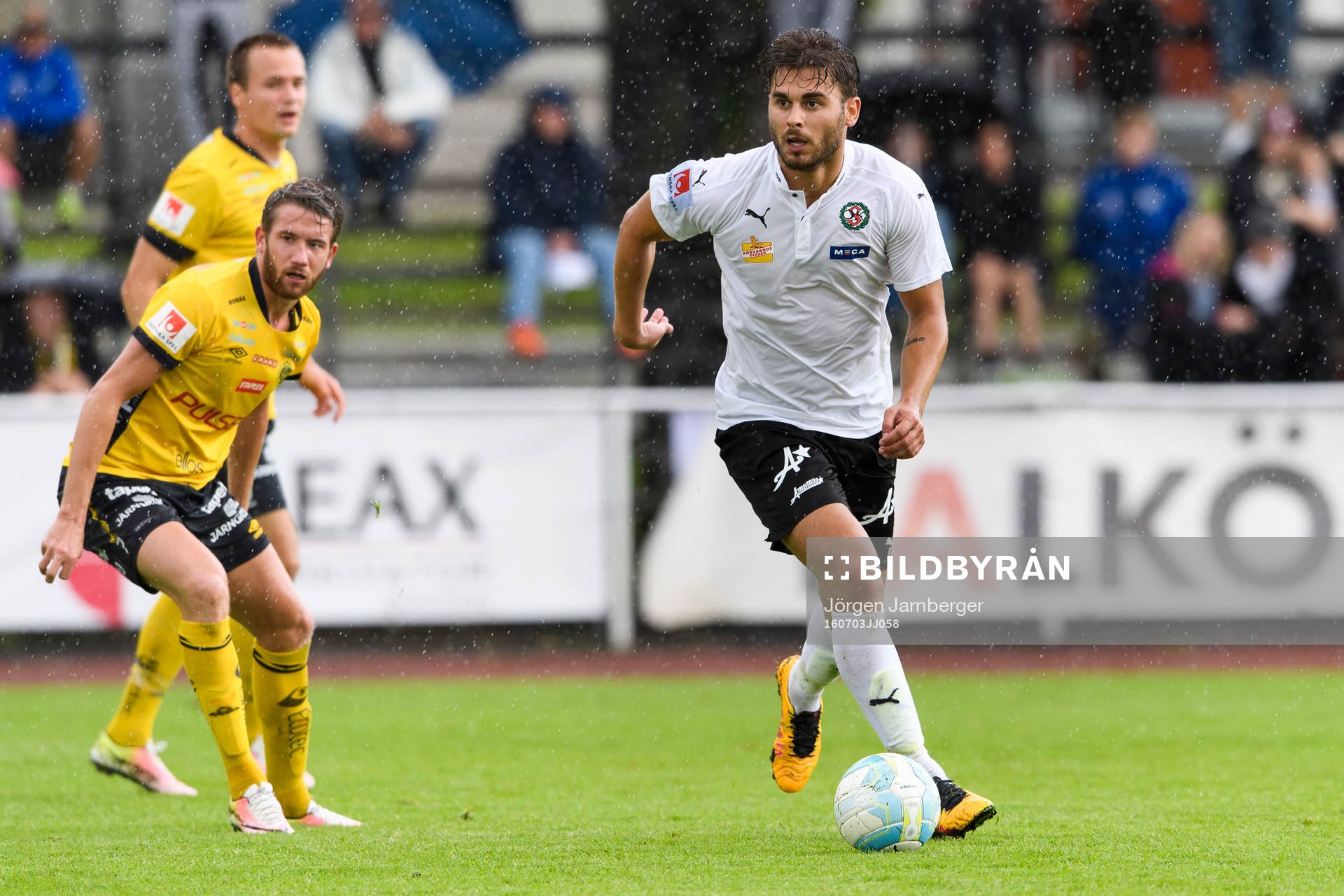 uÖrebros Astrit Ajdarevic nder en träningsmatch i fotboll mellan Elfsborg och Örebro den 3 juli 2016 i Falköping.