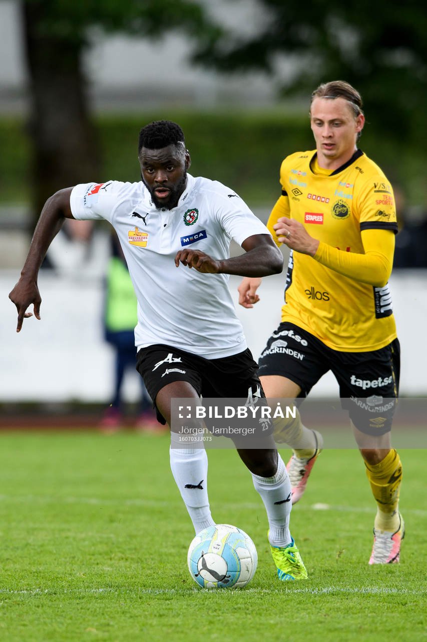 Örebros Maic Sema med Elfsborgs Simon Hedlund i bakgrunden