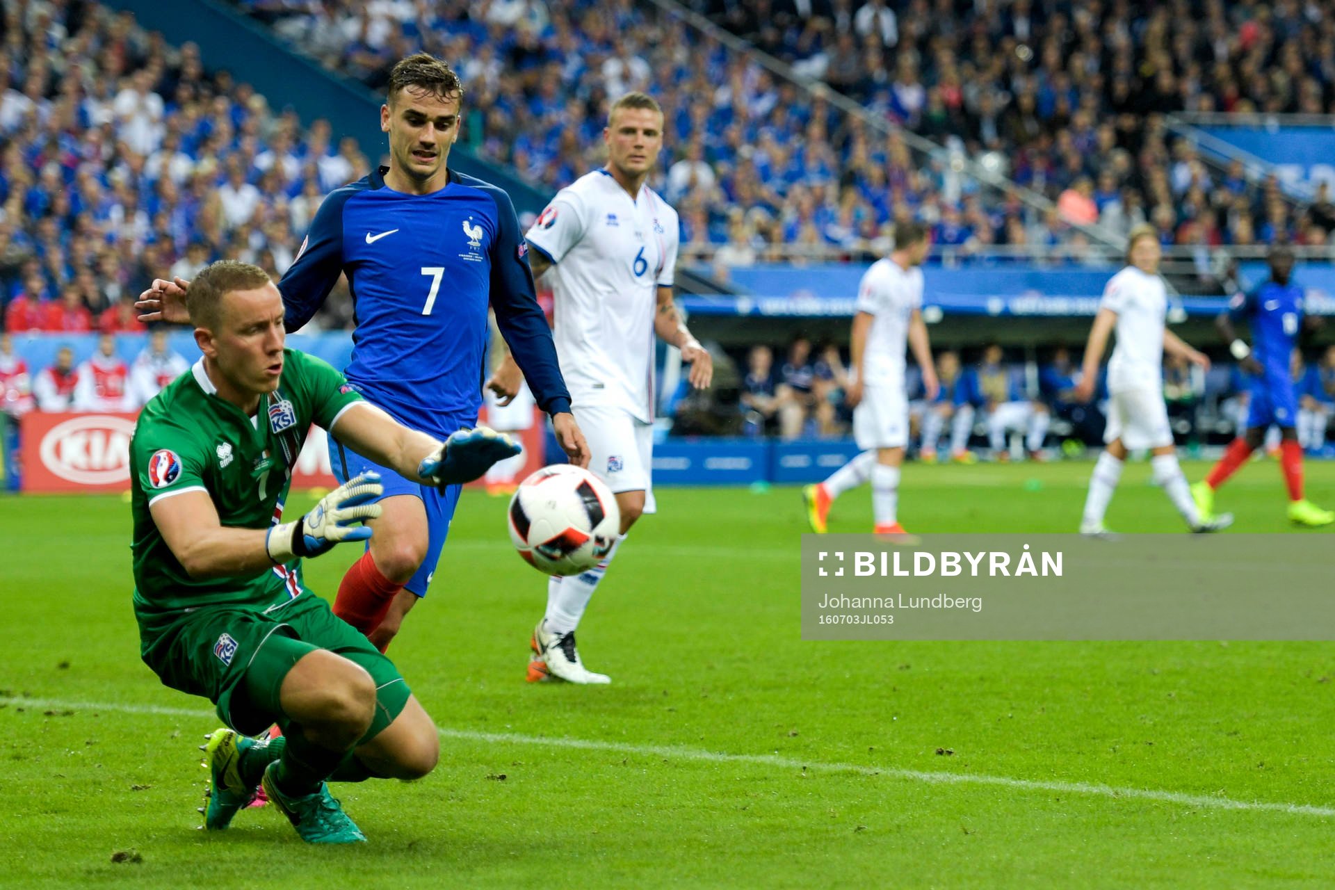 Islands målvakt Hannes Halldorsson och Frankrikes Antoine