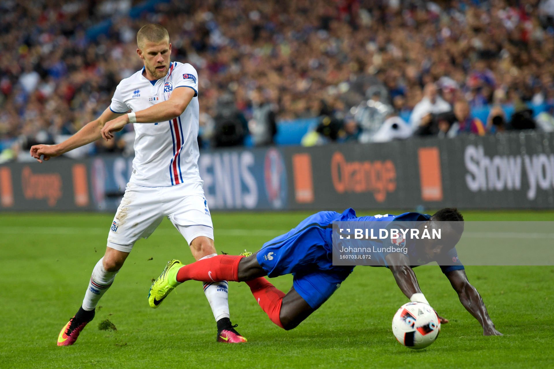 Islands Johann Gudmundsson och Frankrikes Bacary Sagna