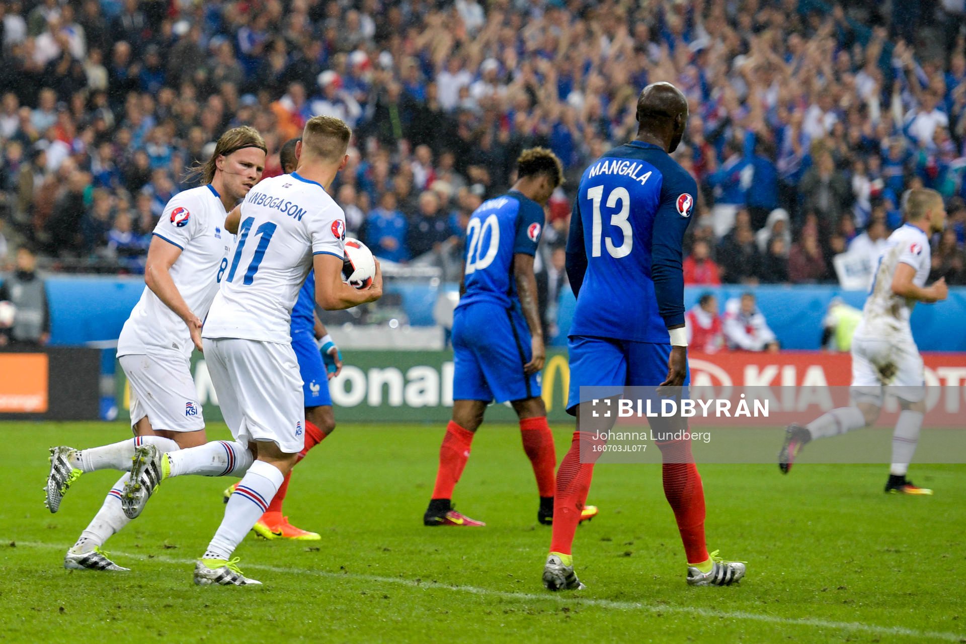 Islands Birkir Bjarnason jublar efter 5-2 under fotbollsmatchen mellan Frankrike och Island under fotbolls-EM den 3 juli 2016 i Saint-Denis.