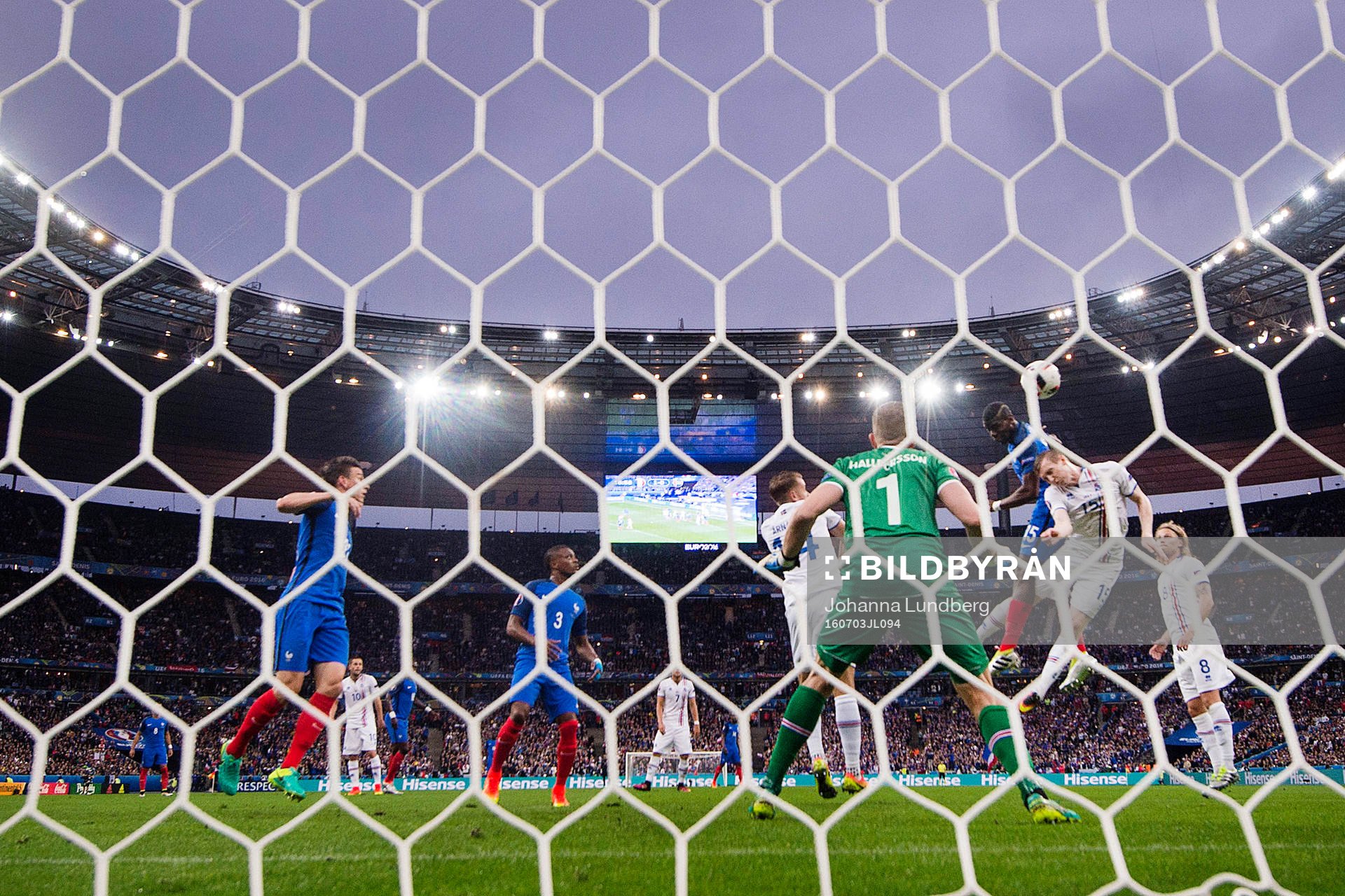 Frankrikes Paul Pogba nickar in 2-0 i en duell med Islands