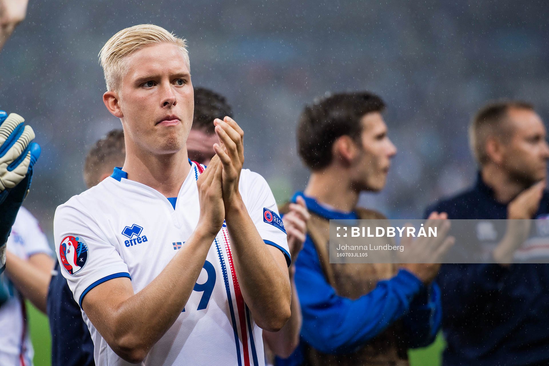 Islands Hordur Magnusson tackar publiken efter fotbollsmatchen mellan Frankrike och Island under fotbolls-EM den 3 juli 2016 i Saint-Denis.