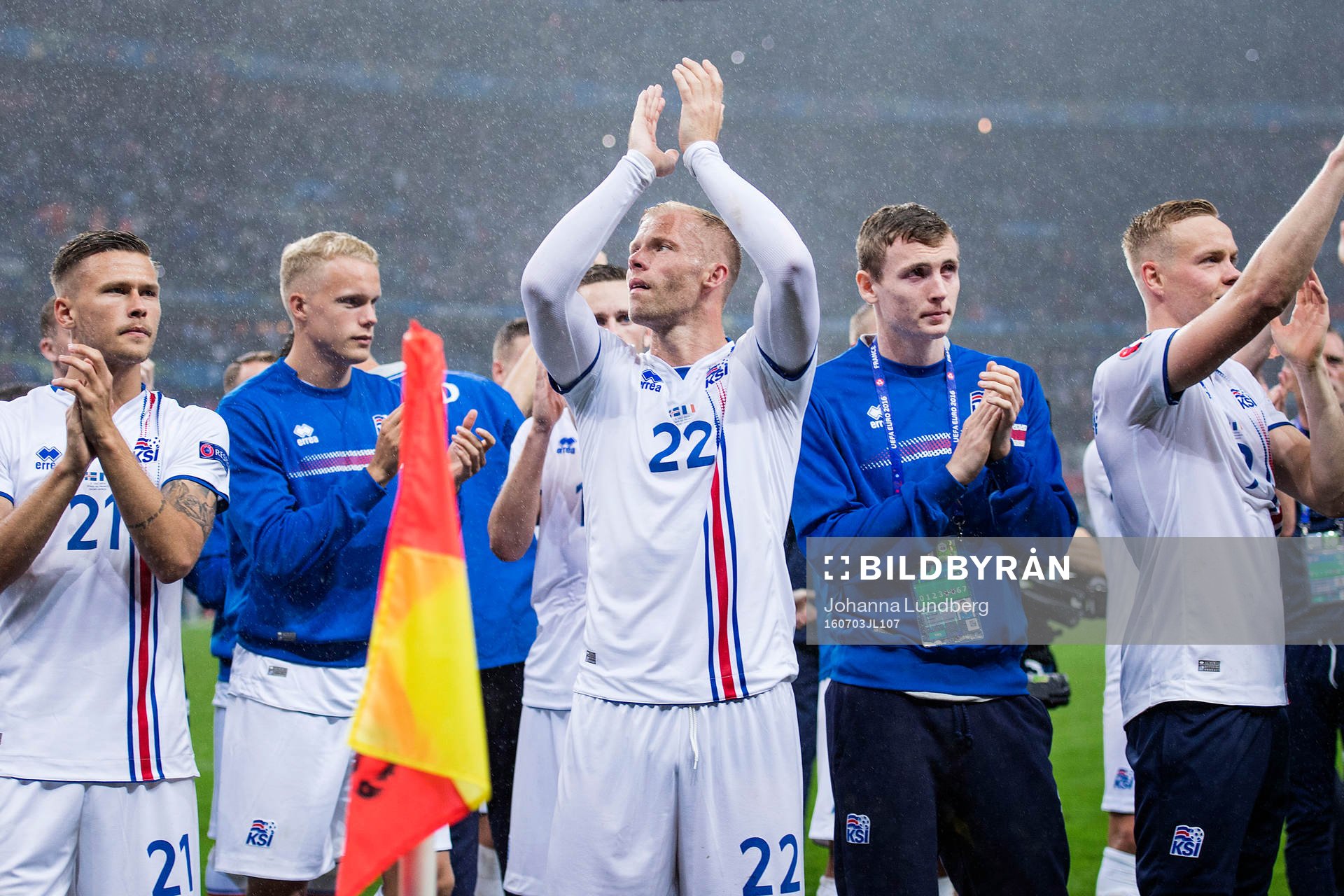 Islands Arnor Ingvi Traustason och Eidur Gudjohnsen tackar