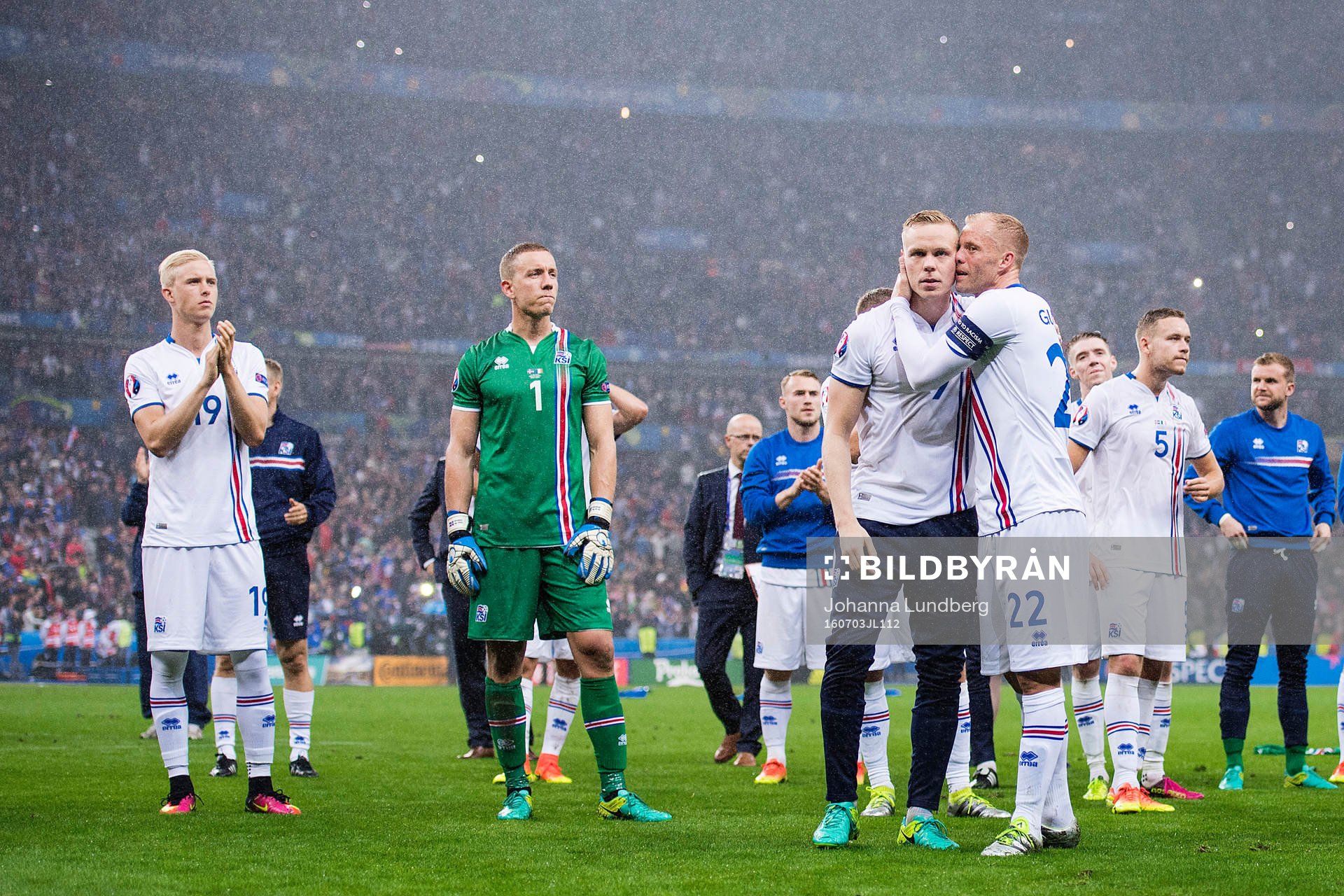 Islands Eidur Gudjohnsen kramar om Kolbeinn Sigthorsson efter fotbollsmatchen mellan Frankrike och Island under fotbolls-EM den 3 juli 2016 i Saint-Denis.