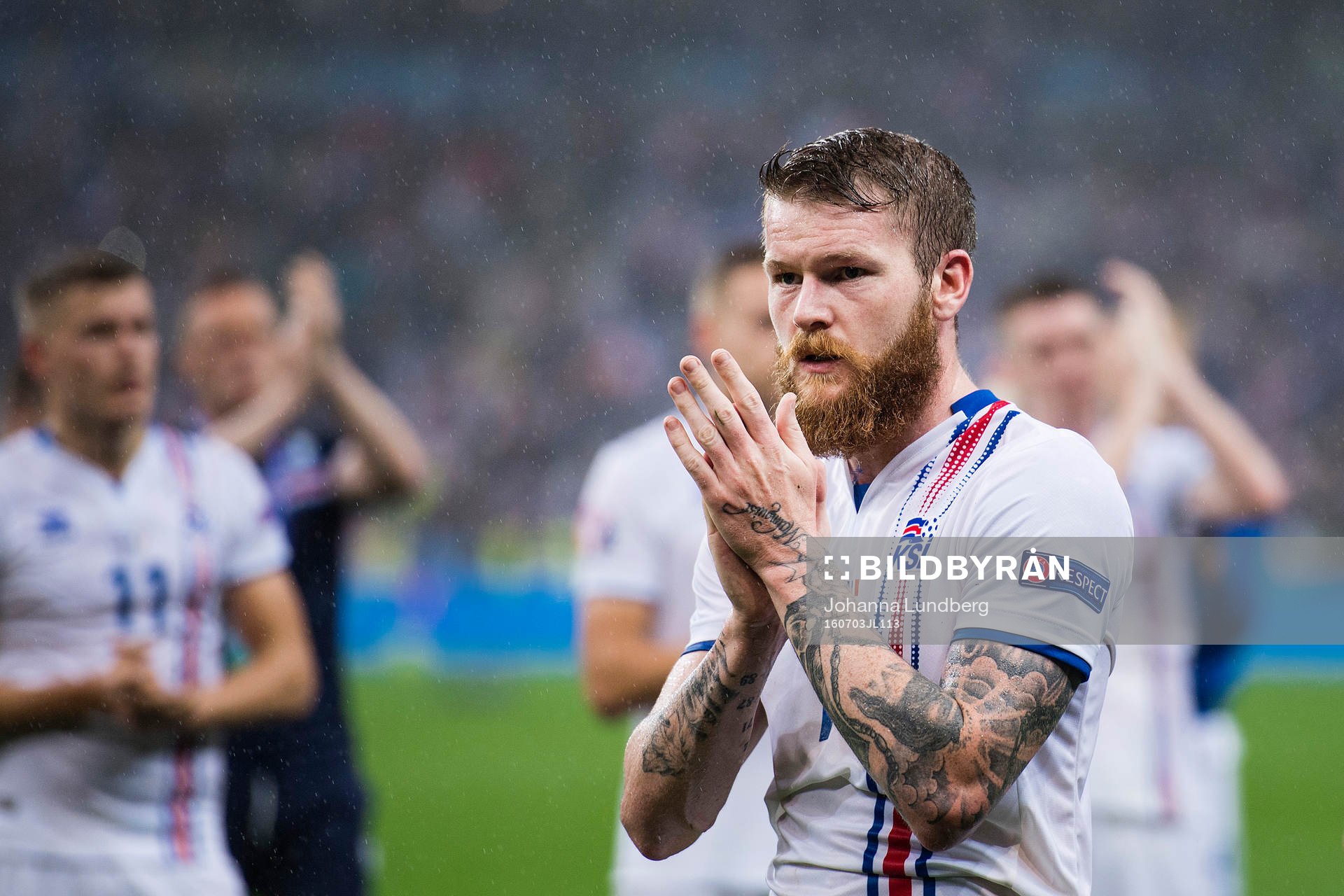 Islands Aron Gunnarsson tackar publiken