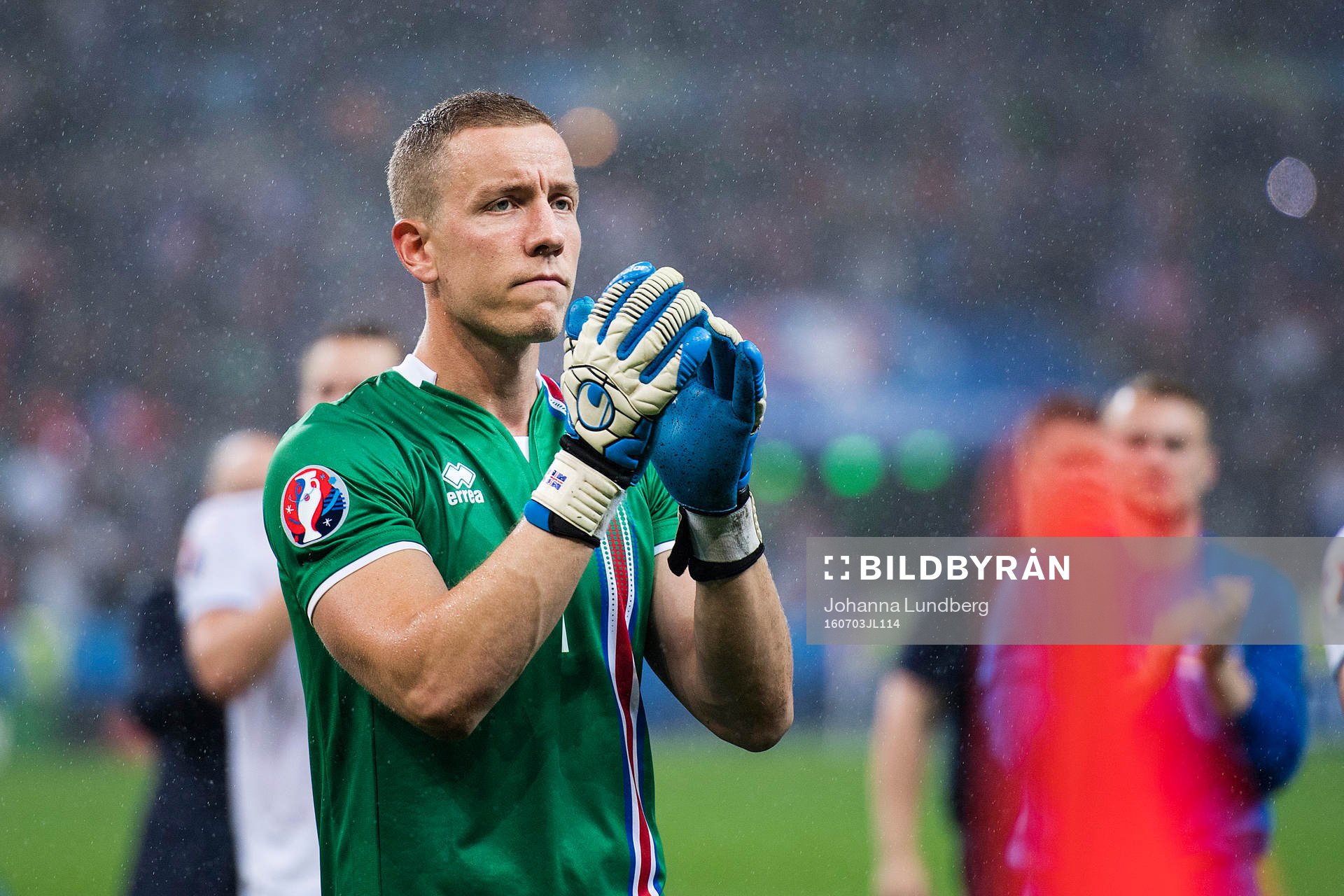 Islands målvakt Hannes Halldorsson tackar publiken