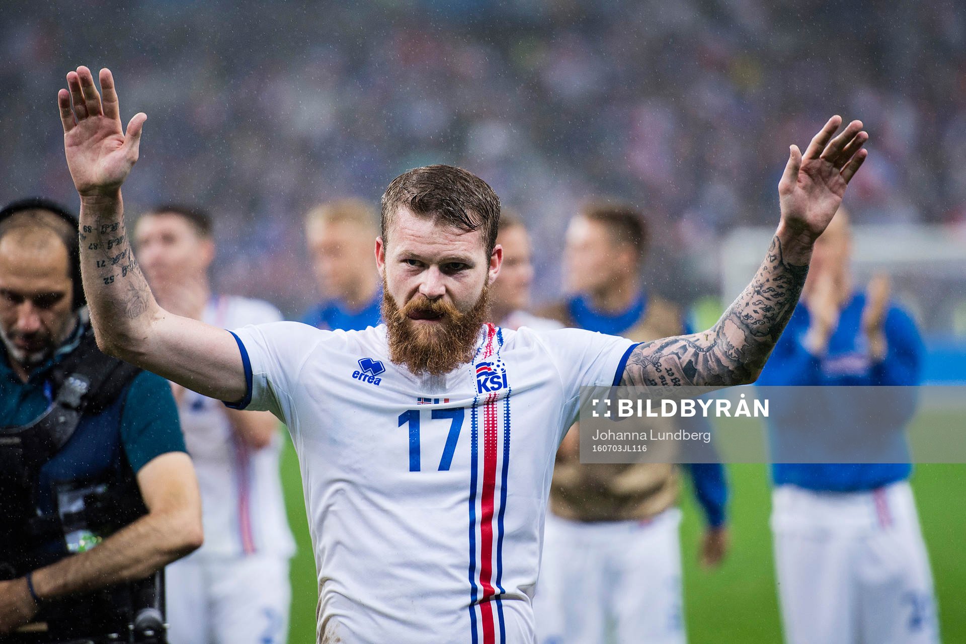 Islands Aron Gunnarsson tackar publiken