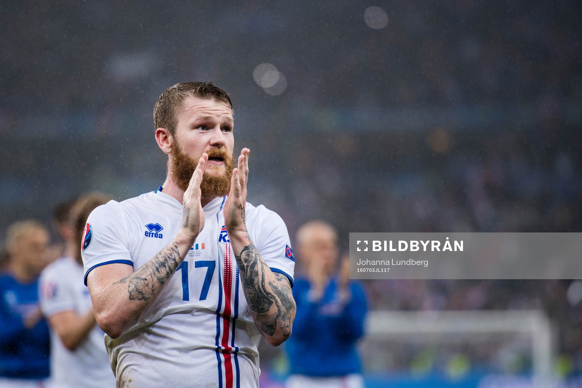Islands Aron Gunnarsson tackar publiken