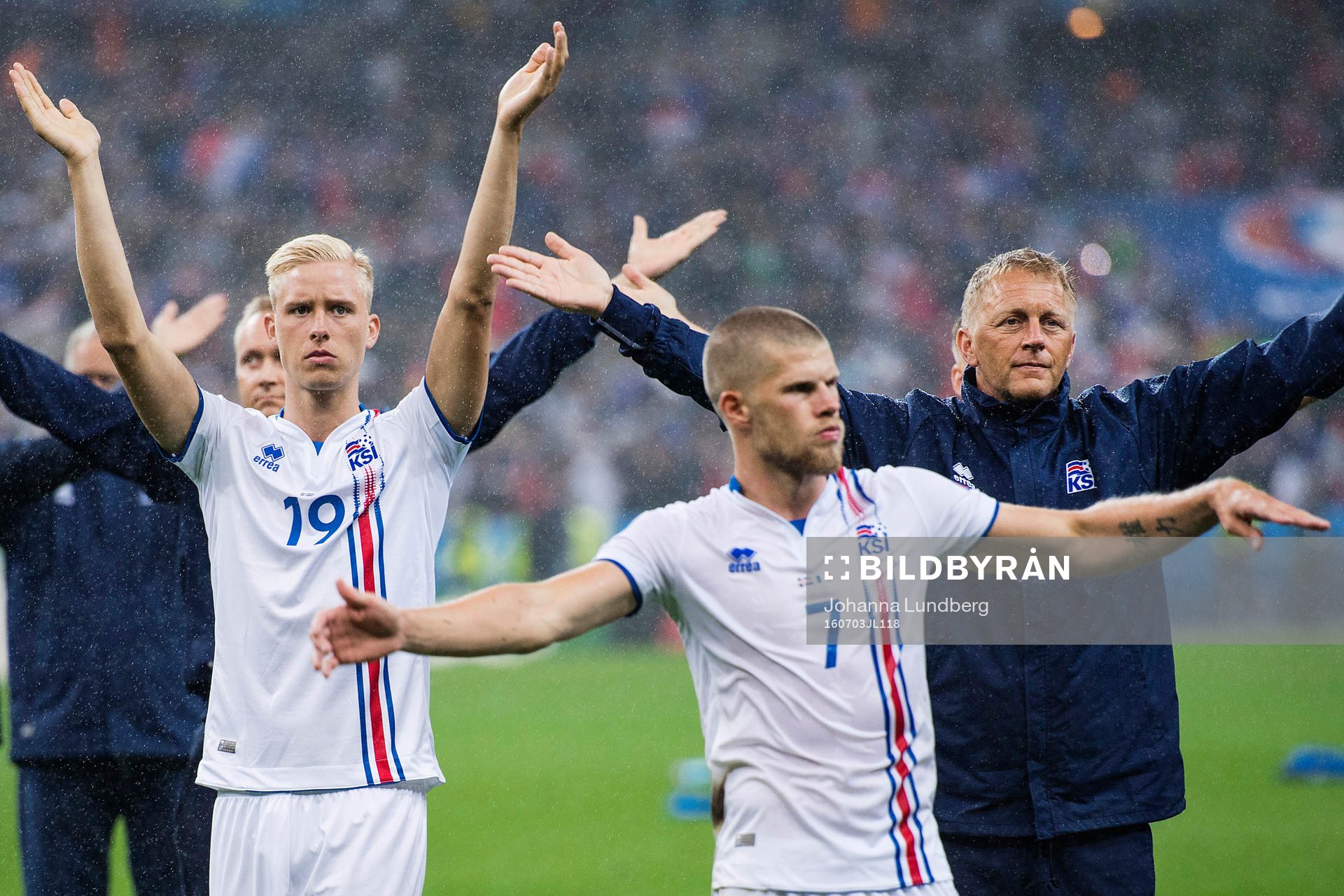 Islands Hordur Magnusson, Johann Gudmundsson och förbundskapten Heimir Hallgrimsson gör vulkanen efter fotbollsmatchen mellan Frankrike och Island under fotbolls-EM den 3 juli 2016 i Saint-Denis.