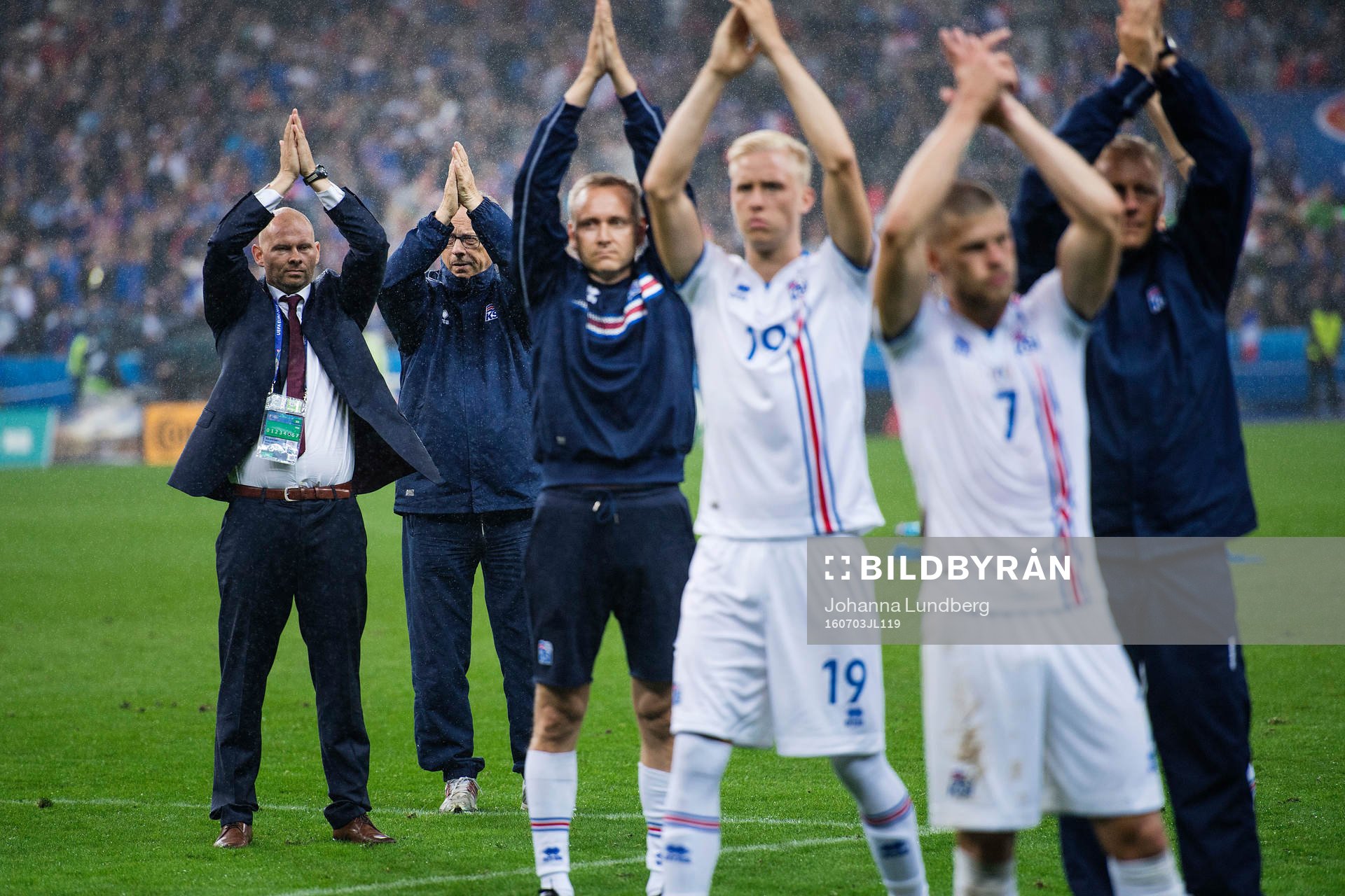 Islands förbundskapten Lars Lagerbäck gör vulkanen med publiken efter fotbollsmatchen mellan Frankrike och Island under fotbolls-EM den 3 juli 2016 i Saint-Denis.