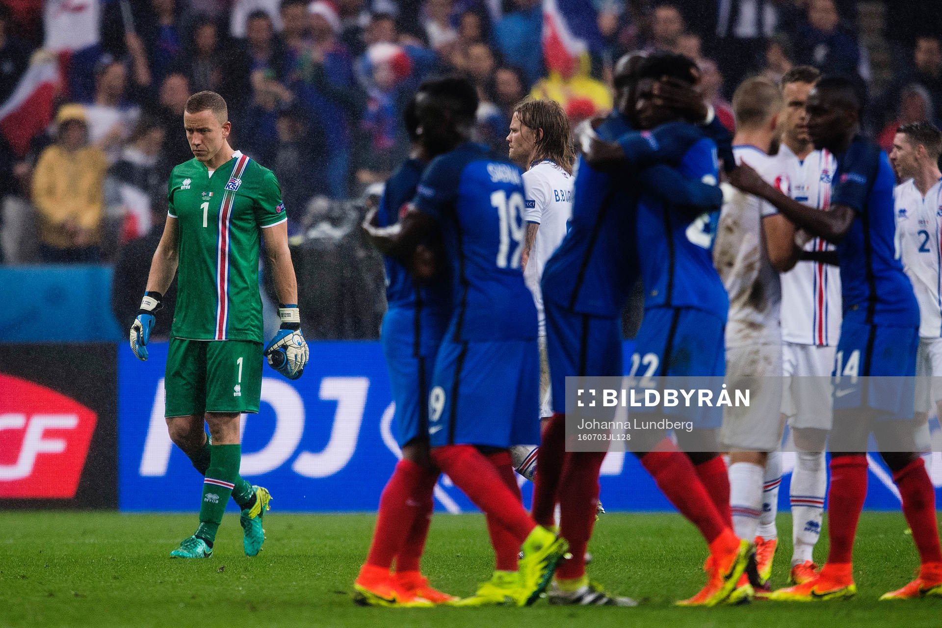 Islands målvakt Hannes Halldorsson deppar medan Frankrikes