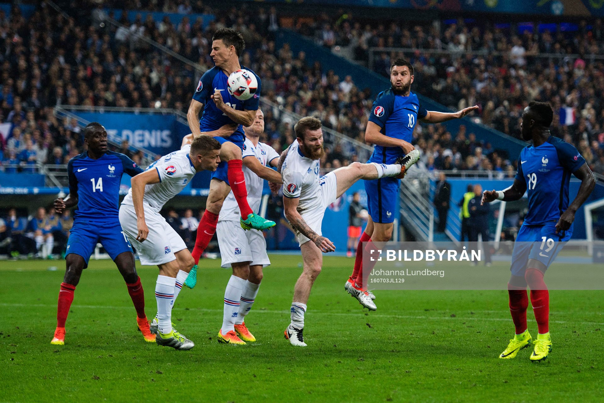 Frankrikes Laurent Koscielny och Islands Aron Gunnarsson i