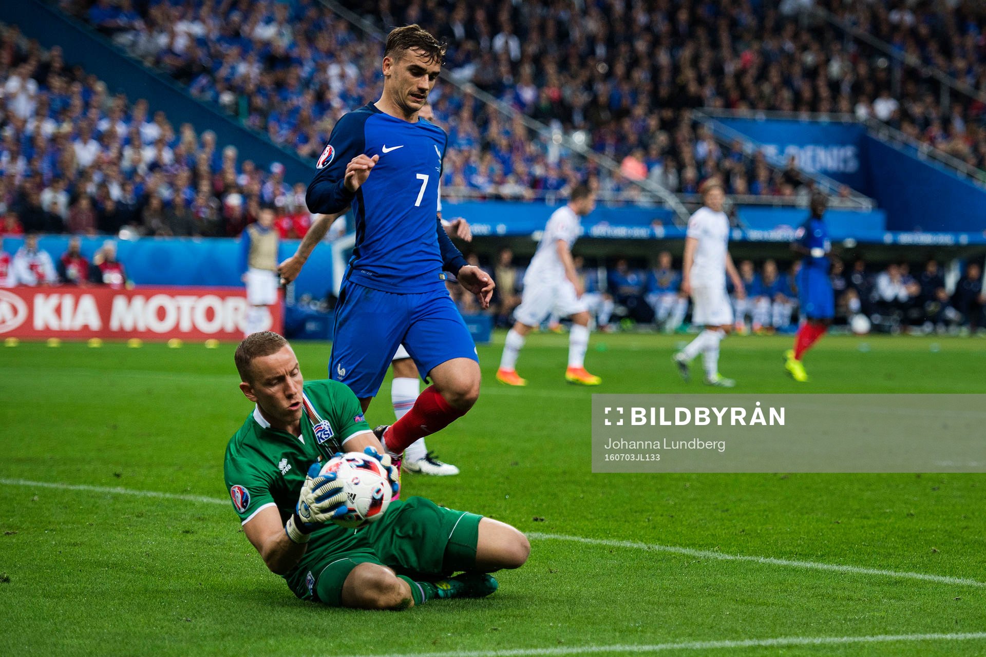 Islands målvakt Hannes Halldorsson med en räddning