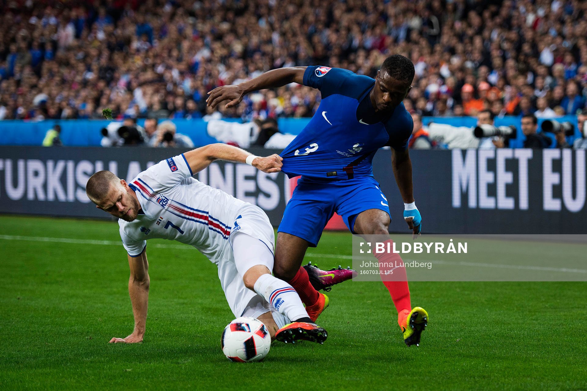 Islands Johann Gudmundsson och Frankrikes Patrice Evra