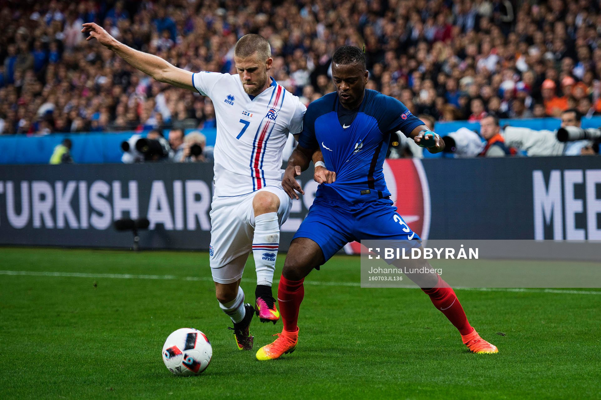 Islands Johann Gudmundsson och Frankrikes Patrice Evra