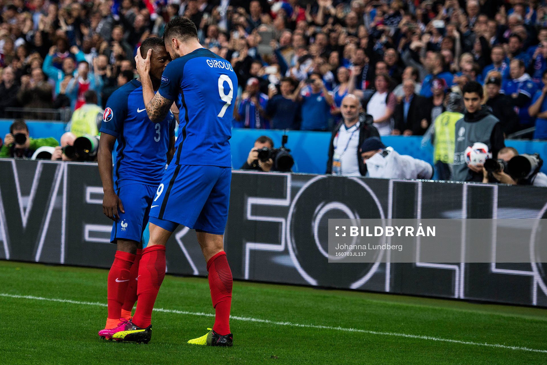 Frankrikes Olivier Giroud (th) gör 1-0 och jublar med