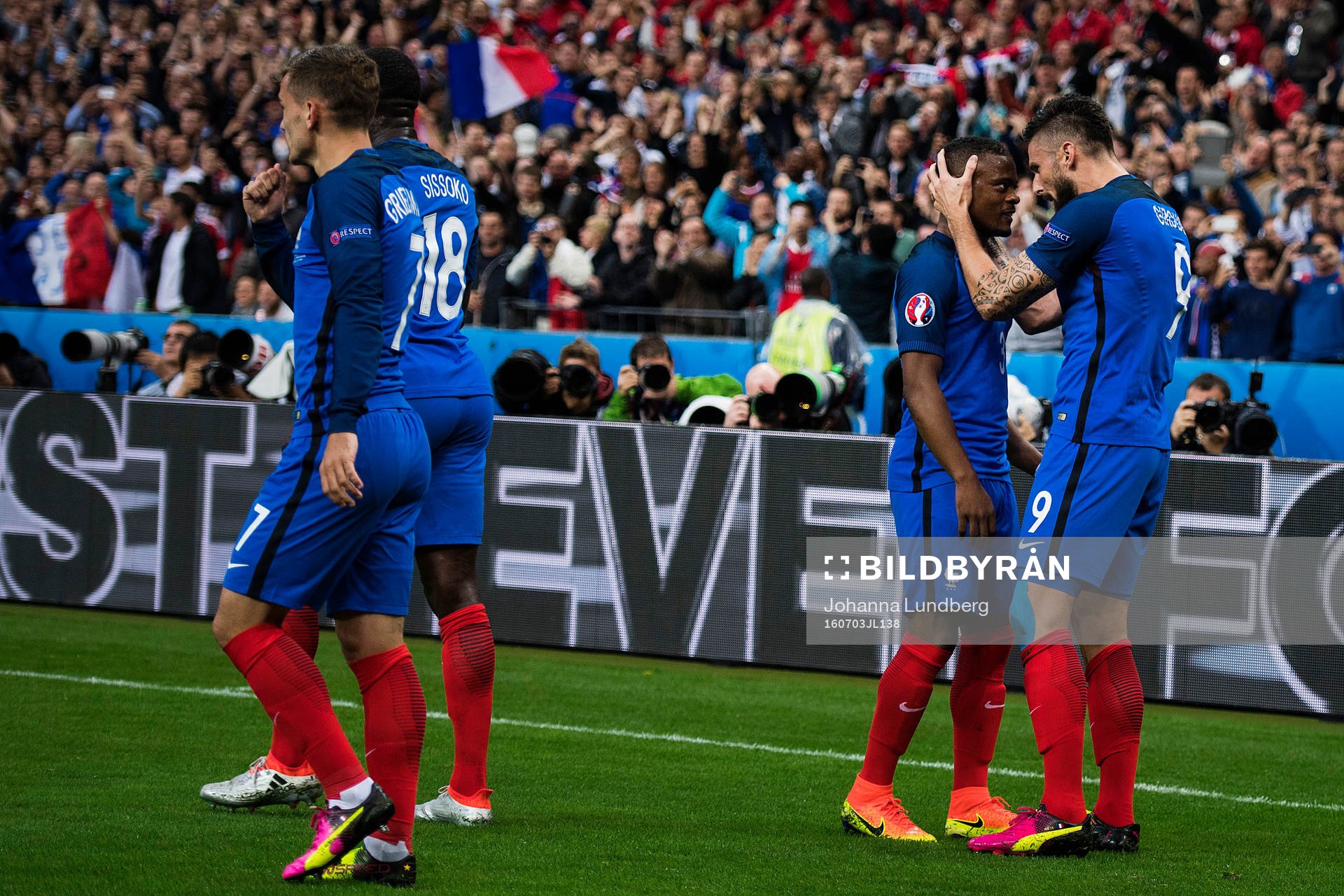 Frankrikes Olivier Giroud (th) gör 1-0 och jublar med