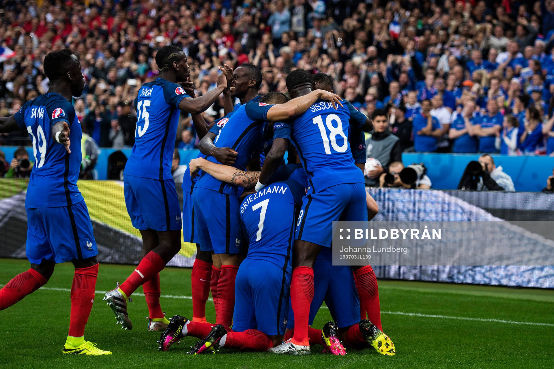 Frankrikes spelare jublar