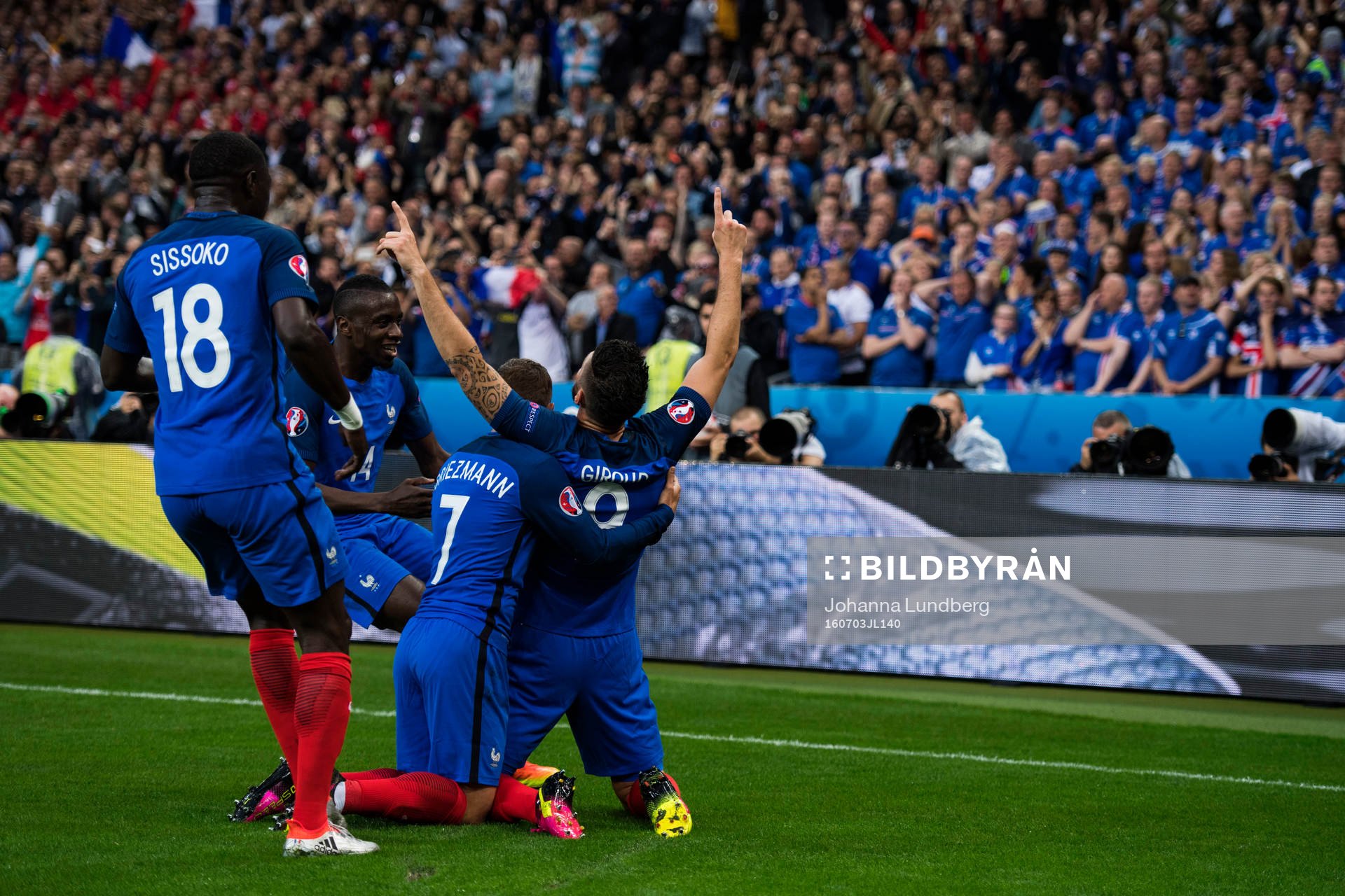 Frankrikes Olivier Giroud gör 1-0 och jublar med Moussa