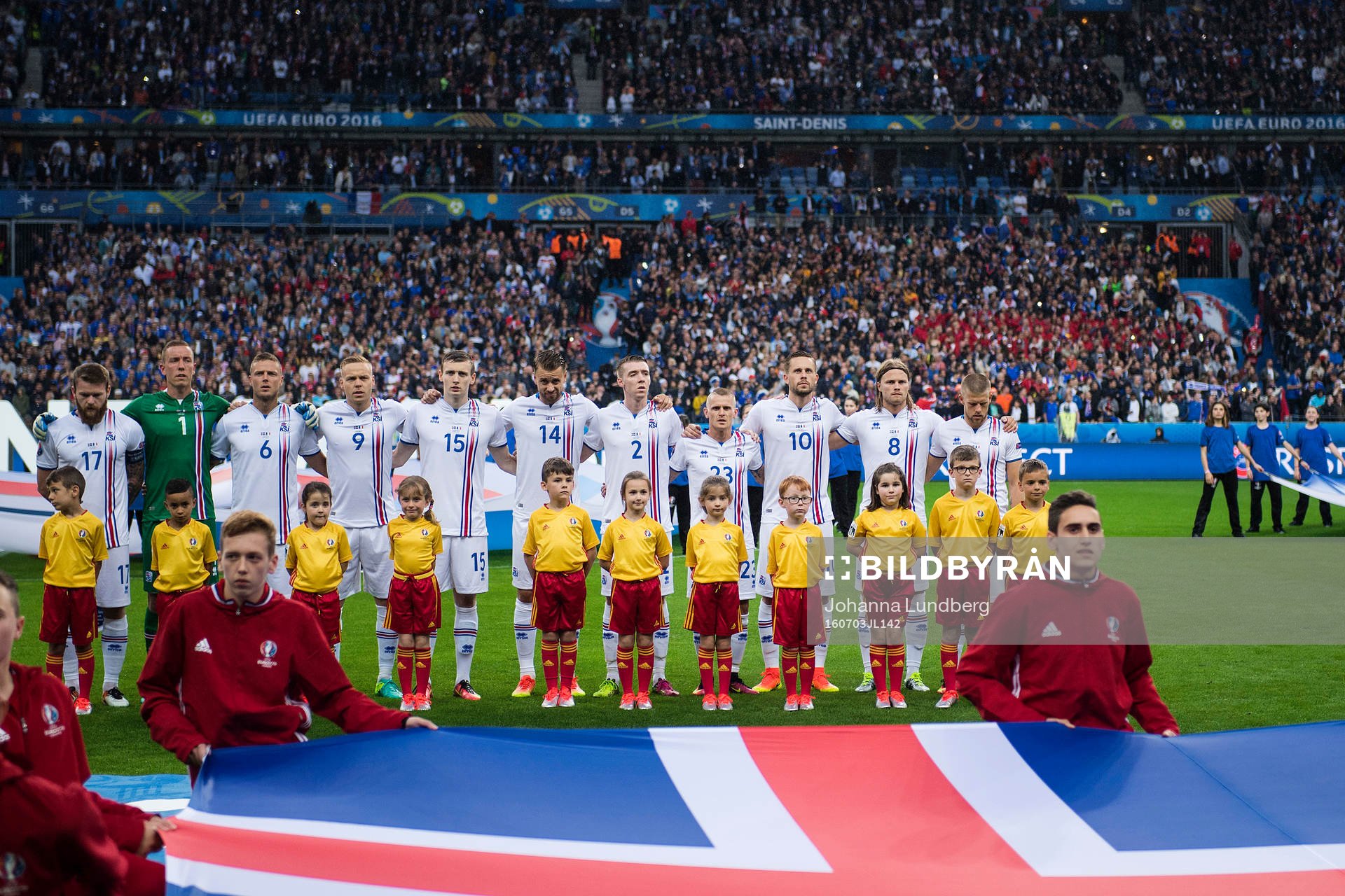 Islands Aron Gunnarsson, målvakt Hannes Halldorsson,