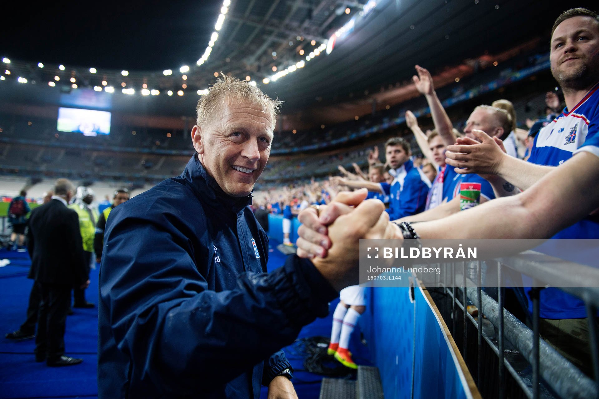 Islands förbundskapten Heimir Hallgrimsson kramas om av