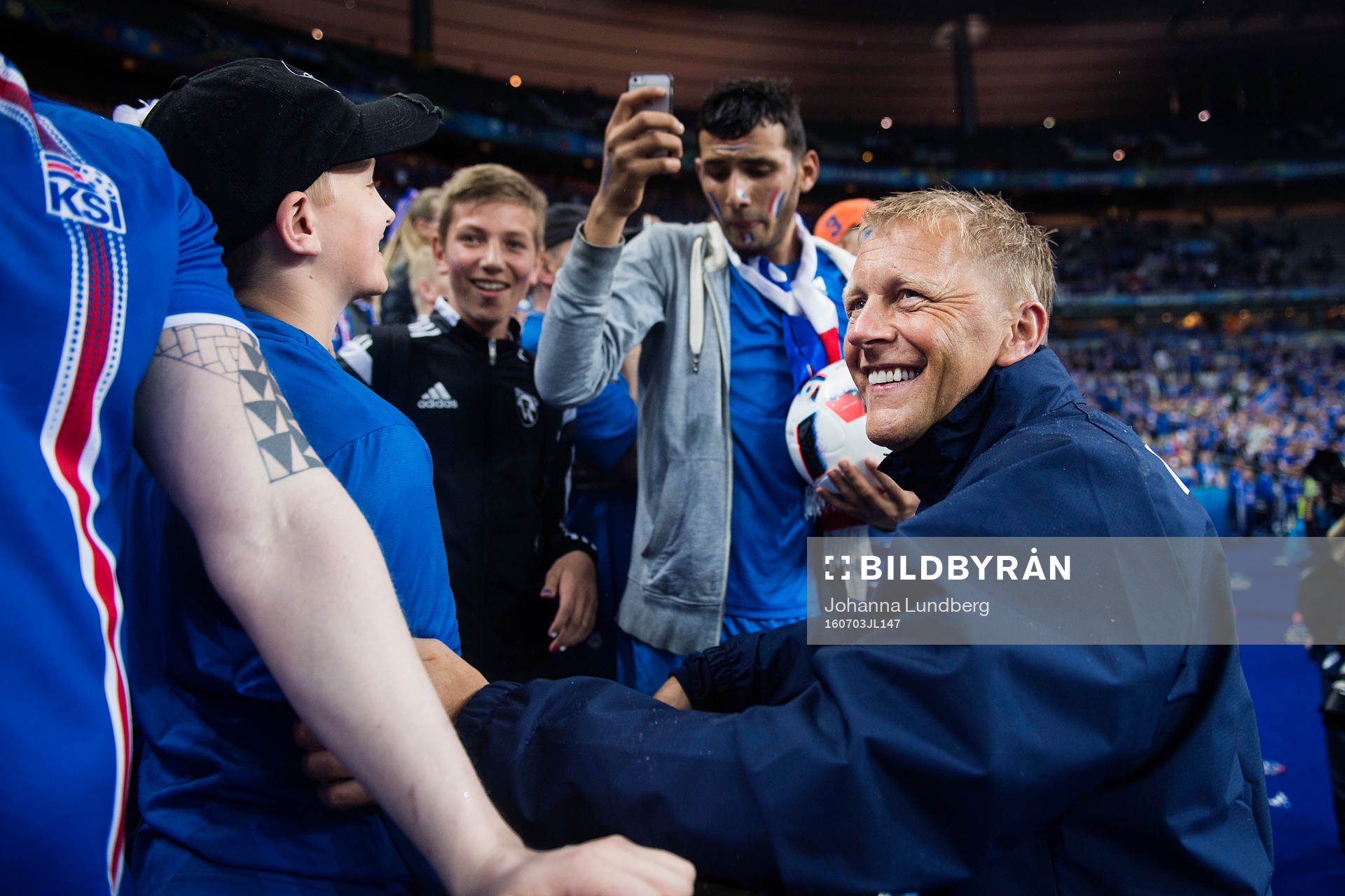 Islands förbundskapten Heimir Hallgrimsson kramas om av