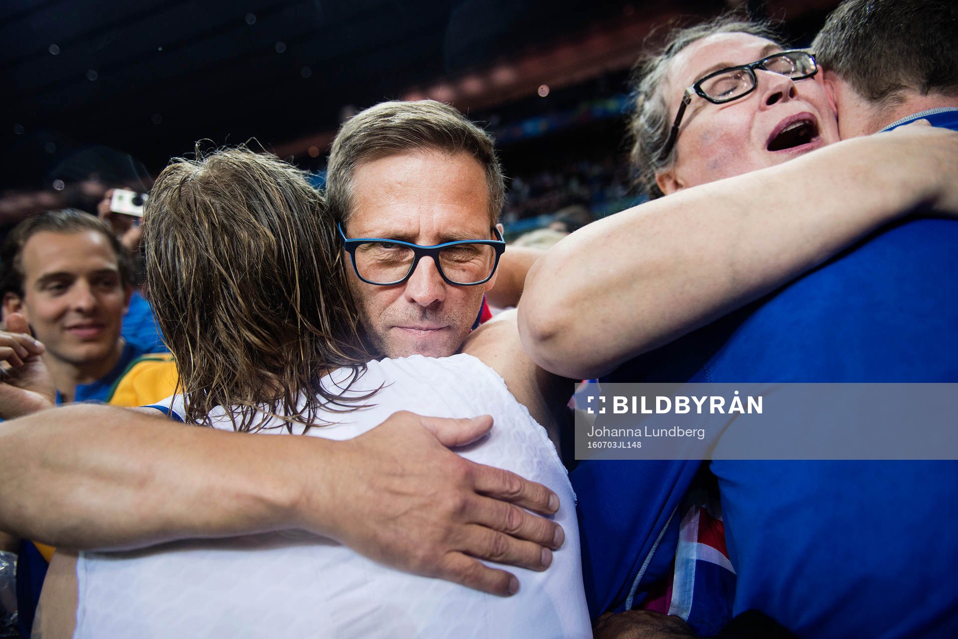 Islands spelare med Birkir Bjarnason till vänster kramas