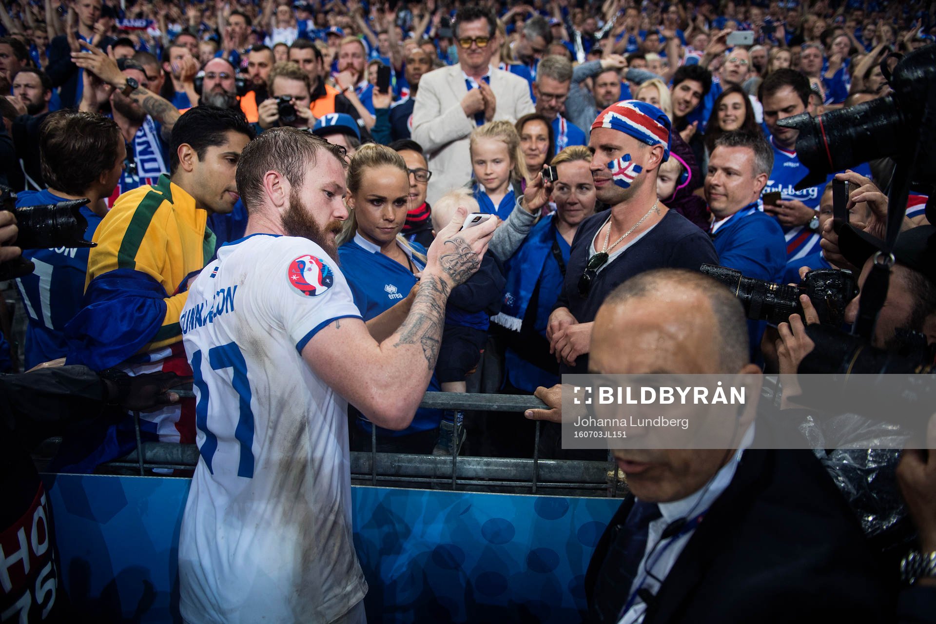 Islands Aron Gunnarsson med publiken