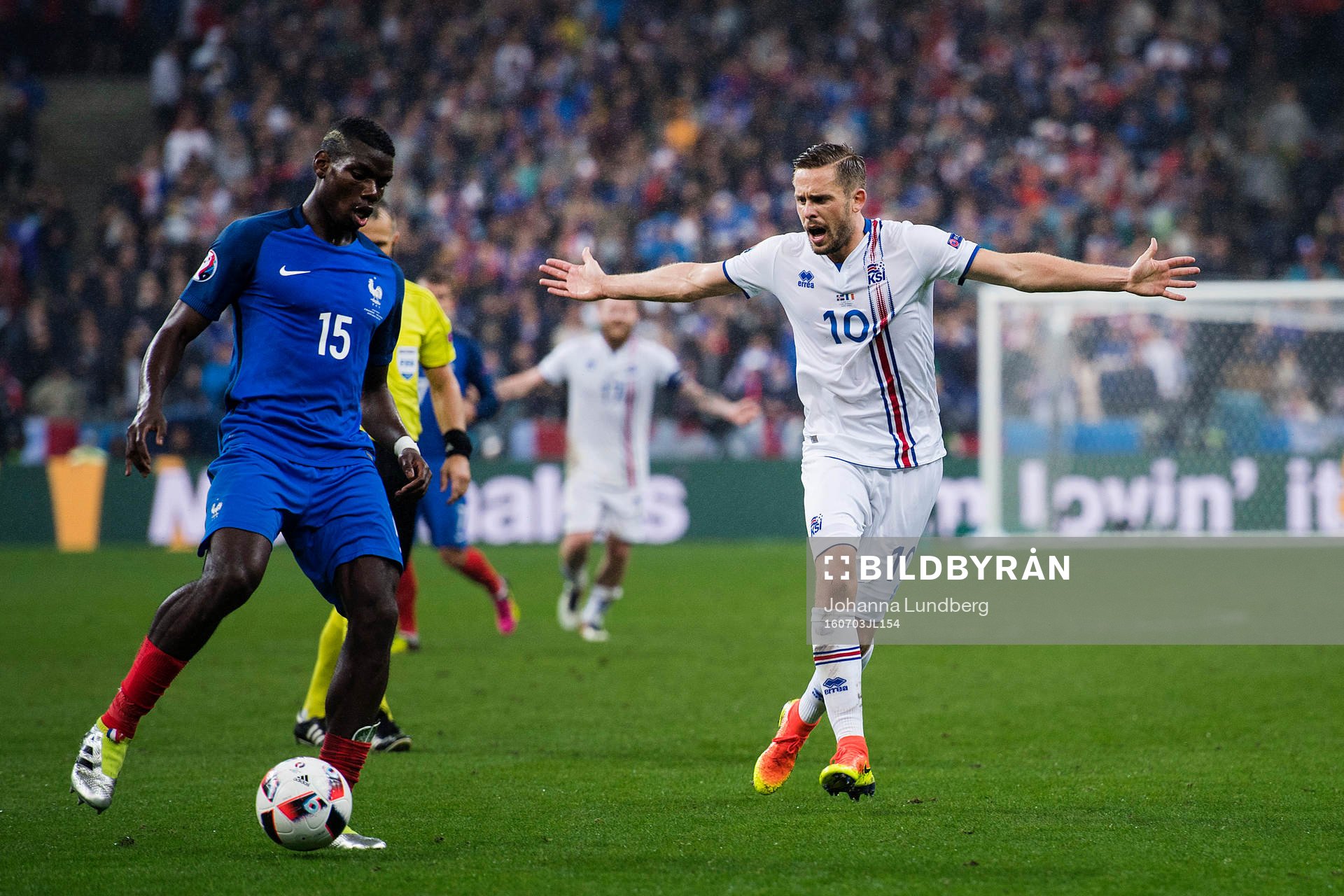 Islands Gylfi Sigurdsson reagerar mot Frankrikes Paul Pogba