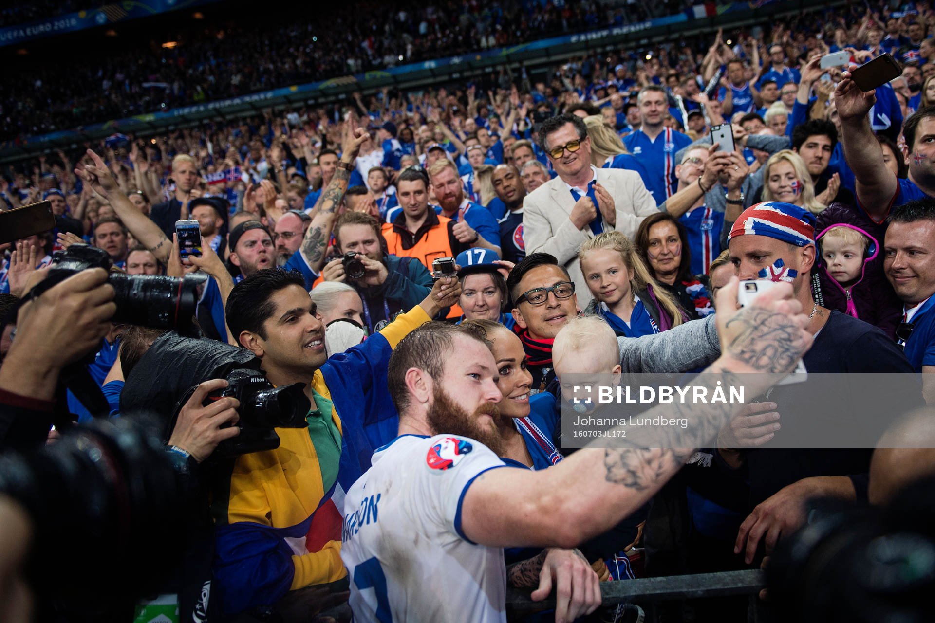 Islands Aron Gunnarsson med publiken