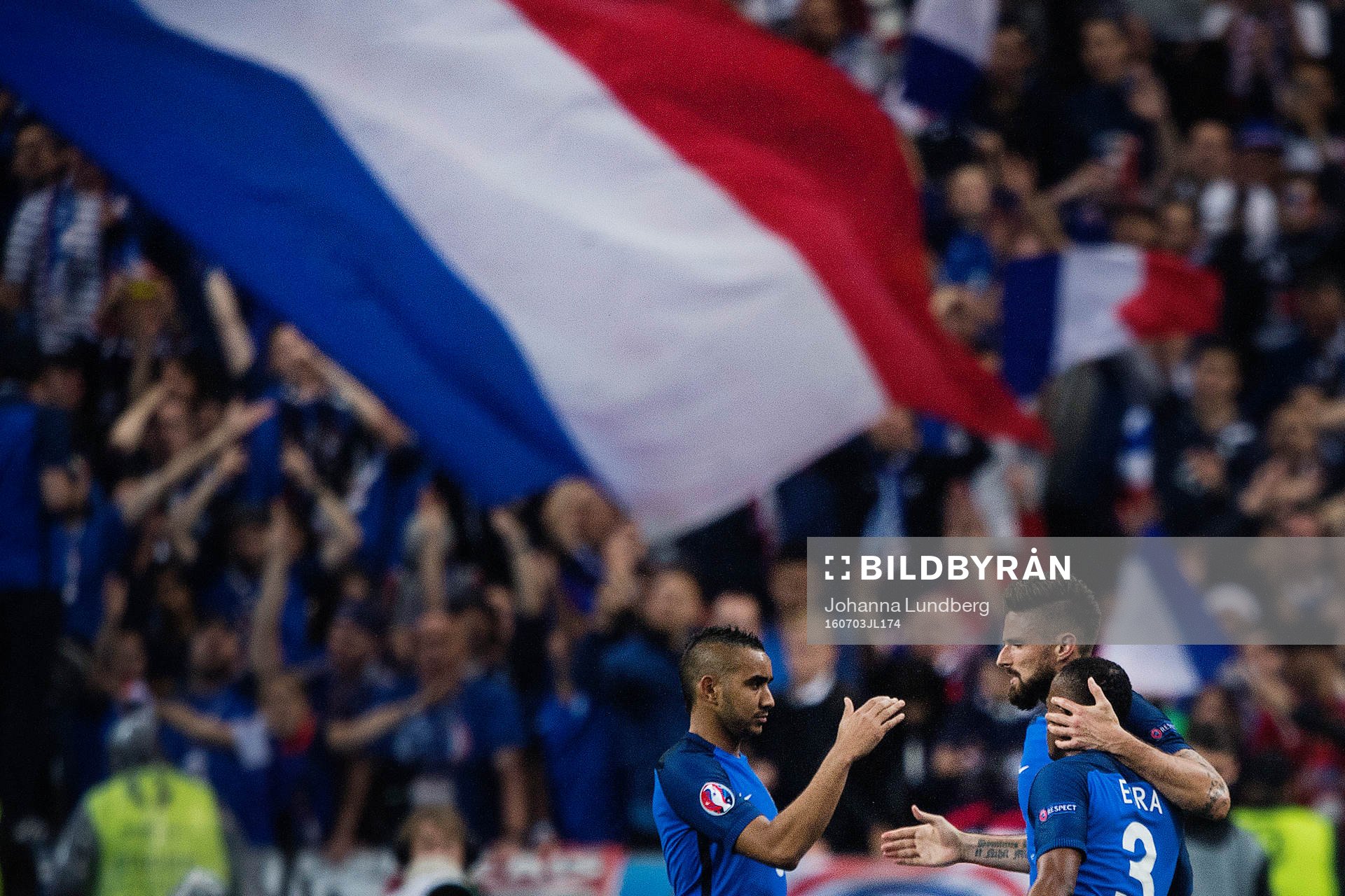 Frankrikes Olivier Giroud jublar med Dimitri Payet och