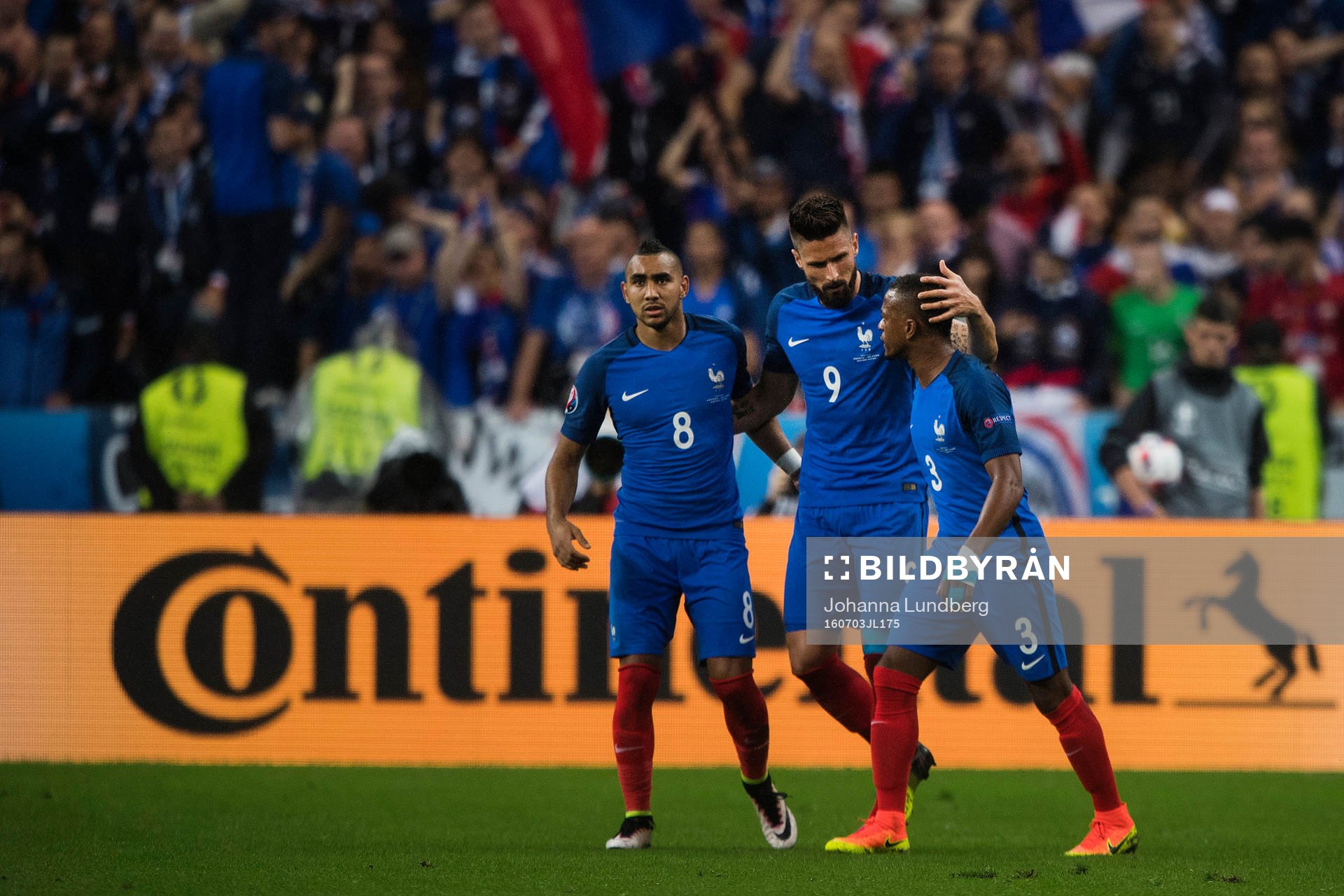 Frankrikes Olivier Giroud jublar med Dimitri Payet och