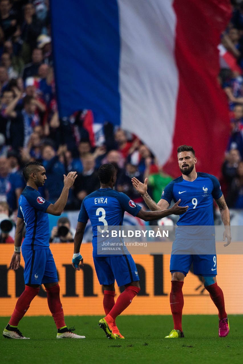 Frankrikes Olivier Giroud jublar med Dimitri Payet och