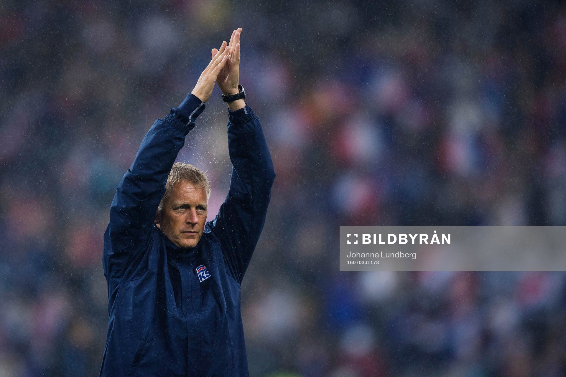 Islands förbundskapten Heimir Hallgrimsson tackar publiken