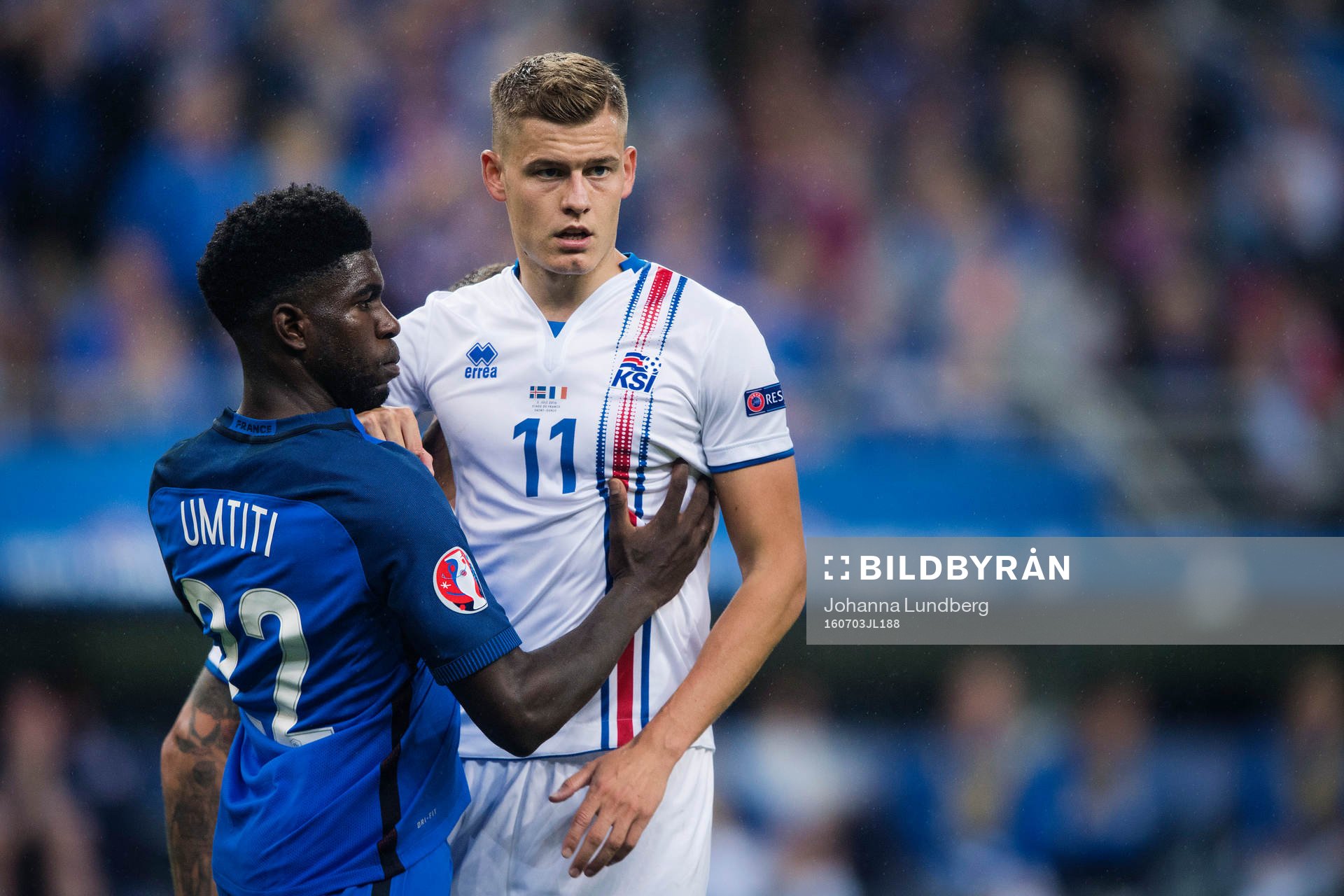 Frankrikes Samuel Umtiti och Islands Alfred Finnbogason