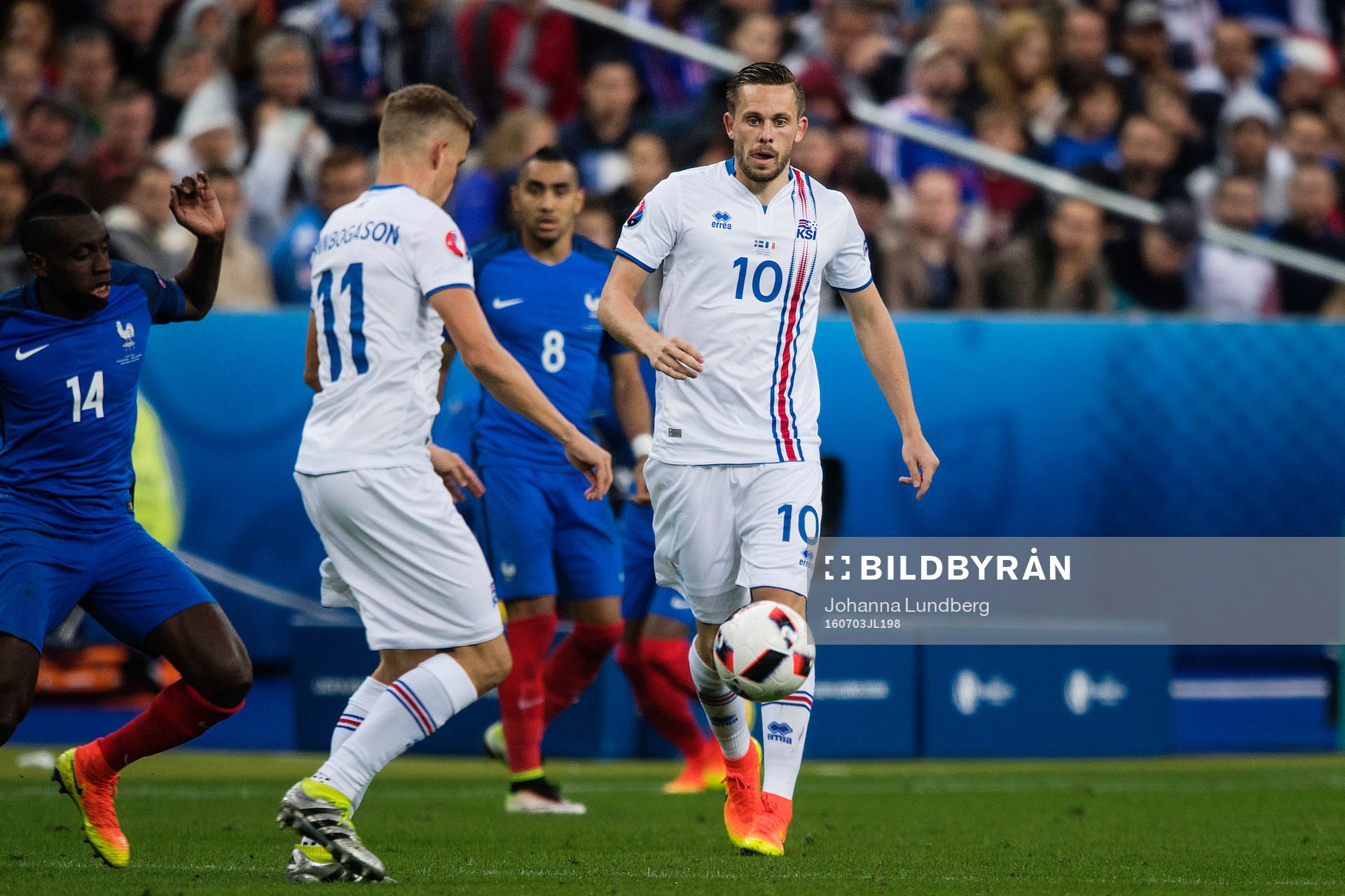 Islands Gylfi Sigurdsson med en pass till Alfred Finnbogason