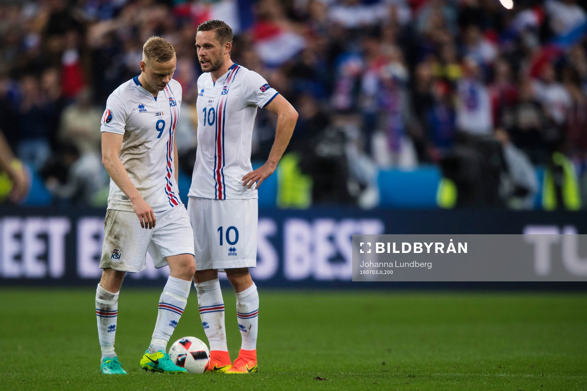 Islands Kolbeinn Sigthorsson och Gylfi Sigurdsson deppar